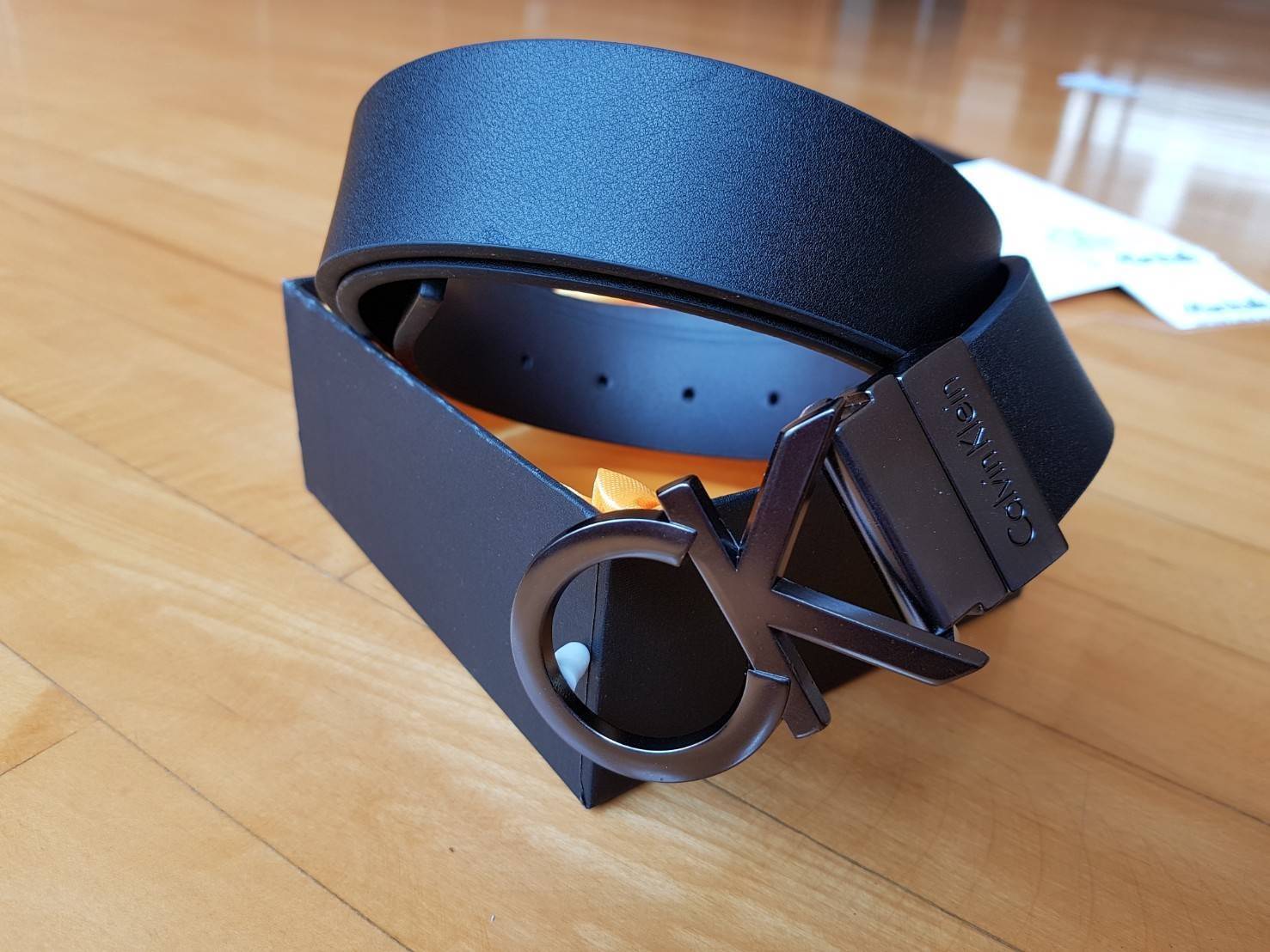 Calvin Klein Men's Belt Gift Set ชุดเข็มขัดสำหรับคุณผู้ชาย วัสดุหนังเรียบ นิ่ม คุณภาพดี ดีไซน์เรียบเท่ห์ หัวเข็มขัดดีไซน์ตัวอักษร CK สีรมดำ สายสลับใช้ได้ 2 ด้านไม่จำเจ 2 in 1ไม่ว่าจะแต่งกาย สไตล์ลำลองหรือทางการเอาอยู่ทุก look ค่ะ ราคาสุดคุ้ม มาพร้อมก