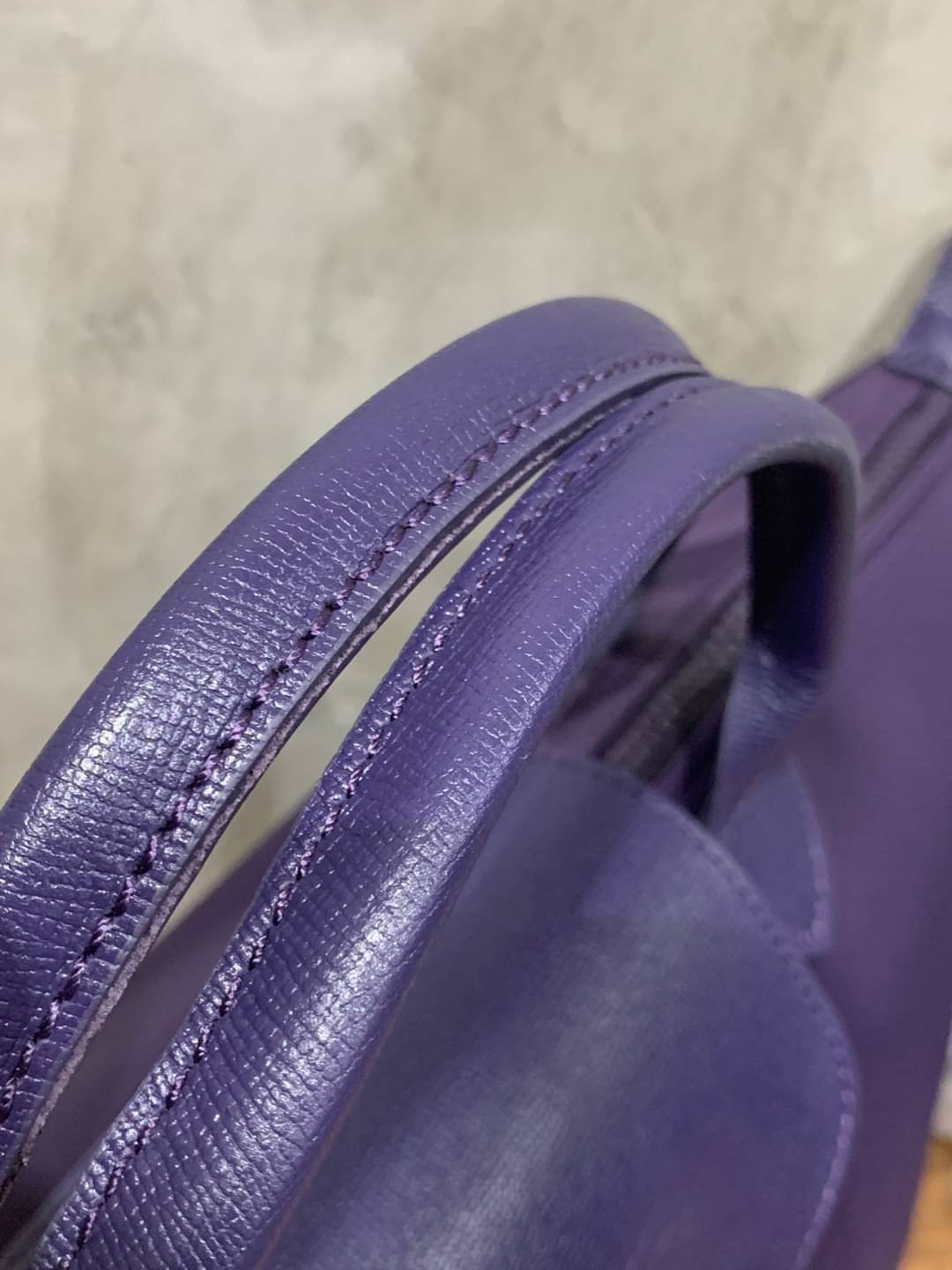 Longchamp Le Pliage Neo Size M มาพบกับกระเป๋ารุ่นยอดนิยม ที่สาวๆ ต้องมีไว้เก็บไว้สักใบ กระเป๋าโท้ทใบนี้ มาพร้อมกับสีที่มีสไตล์เรียบง่าย มีสายสะพายยาวช่วยให้คุณสามารถสะพายไหล่ได้อย่างสบาย ในขณะที่ที่ปิดแบบซิปช่วยให้คุณมั่นใจได้ว่าของด้านในมีความปลอดภัย Le 