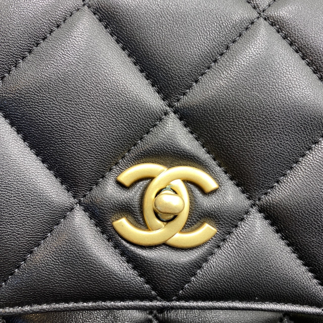 Chanel Tote Bag / Chanel Hobo / Chanel Vintage Big CC Turnlock Black Quilted Large Bag Holo กระเป๋าโท้ทใบใหญ่สไตล์วินเทจ งานหนังเต็มใบลายควิลท์ เป็น every look จุของได้เยอะ เหมาะมากๆ ค่ะ