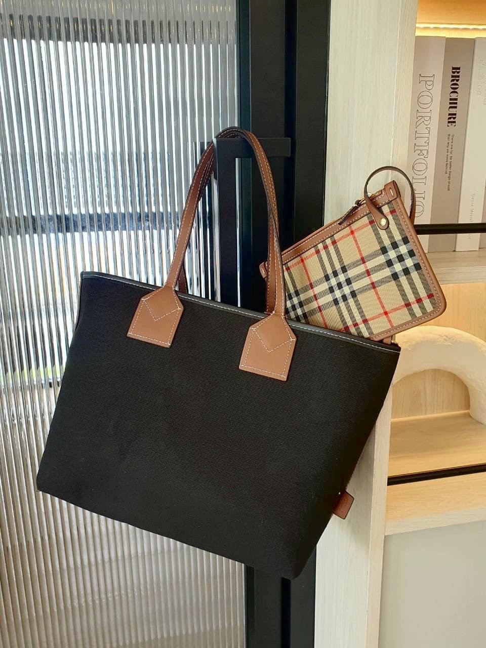 Burberry Tote Bag / Burberry Label Print Large London Tote Bag In Crema / BURBERRY LARGE LONDON TOTE BAG IN WHITE กระเป๋าสะพายไหล่ทรงช้อปปิ้ง ทรงคลาสสิค ฮิตตลอดกาล ตัวกระเป๋าวัสดุหนังผ้าแคนวาส ตัดหนัง