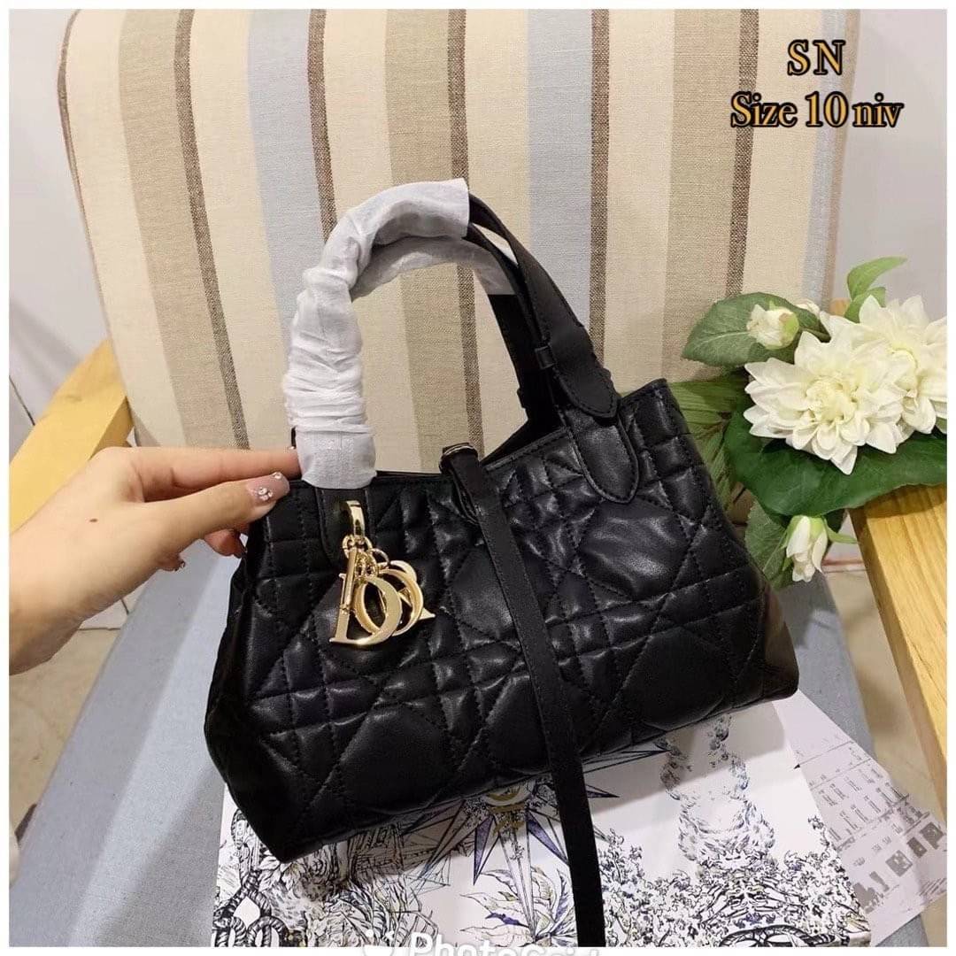 Small Dior Toujours Bag กระเป๋าสะพายทรงโท้ท พร้อมใบลูกเข้าเซ็ท ดีไซส์เรียบหรูทันสมัย ภายในโล่งกว้างมาก จุของได้เต็มที่ รูปทรงคลาสสิค หนังสวย หรูหราเกินเบอร์