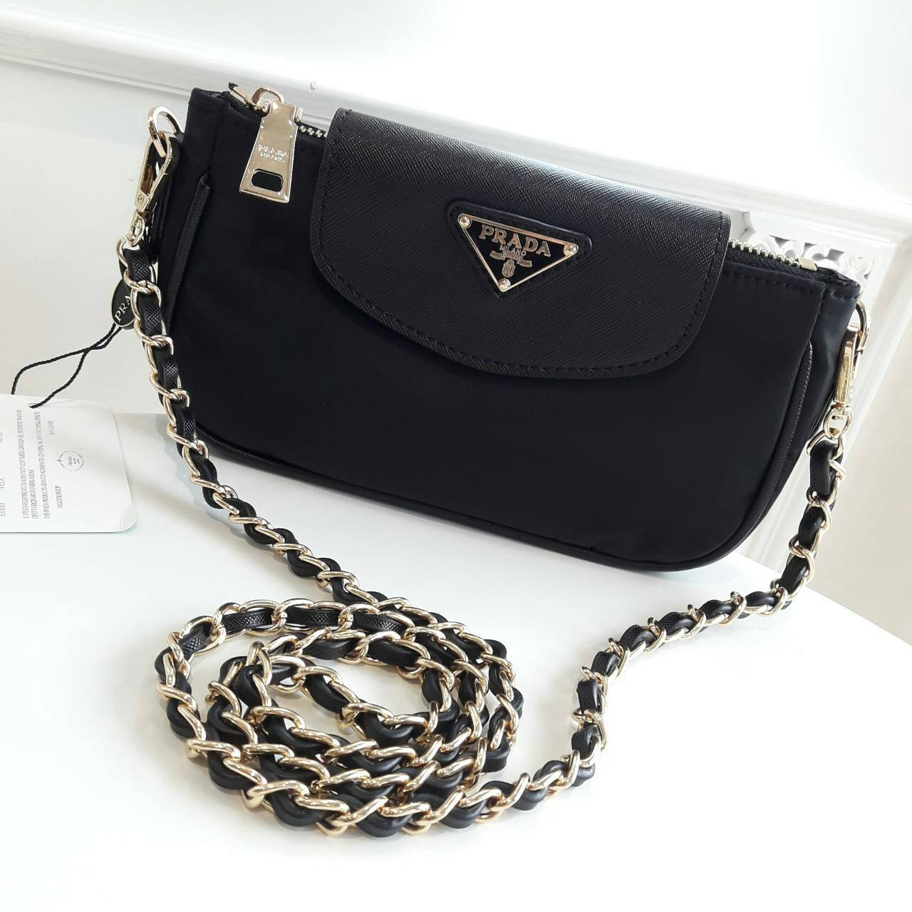 Best Seller! พร้อมส่งความแซ่บ กระเป๋าอเนกประสงค์ จากแบรนด์ PRADA งานพรีเมี่ยม vip gift สุดหรู ตัวกระเป๋าเป็นผ้าไนล่อน ตามแบบฉบับของแบรนด์เลย ใบนี้มีสายยาวโซ่สลับหนัง (ปรับไม่ได้แต่ถอดสายได้คะ) เลิศมาก สะพายเป็น shoulder bag ได้เลย ขนาดกำลังดีคะ ตัวกระเป๋า