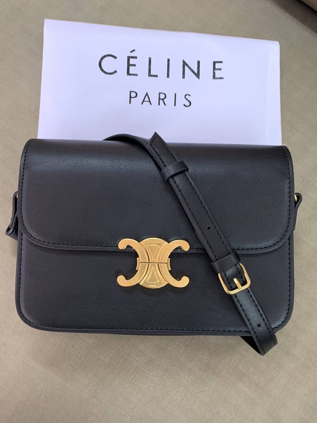 CELINE Medium Triomphe Bag In Shiny Calfskin Medium Triomphe Bag In Shiny Calfskin GIFT WITH PURCHASE (GWP) พรีเมี่ยมกิ๊ฟ Limited Edition จาก CELINE PERFUME DUTY FREE COUNTER วัสดุหนังแท้ (Calfskin) ซับในเป็นหนังแกะ (Lambskin) รูปทรงสี่เหลี่ยมผืนผ้า ขนาดก
