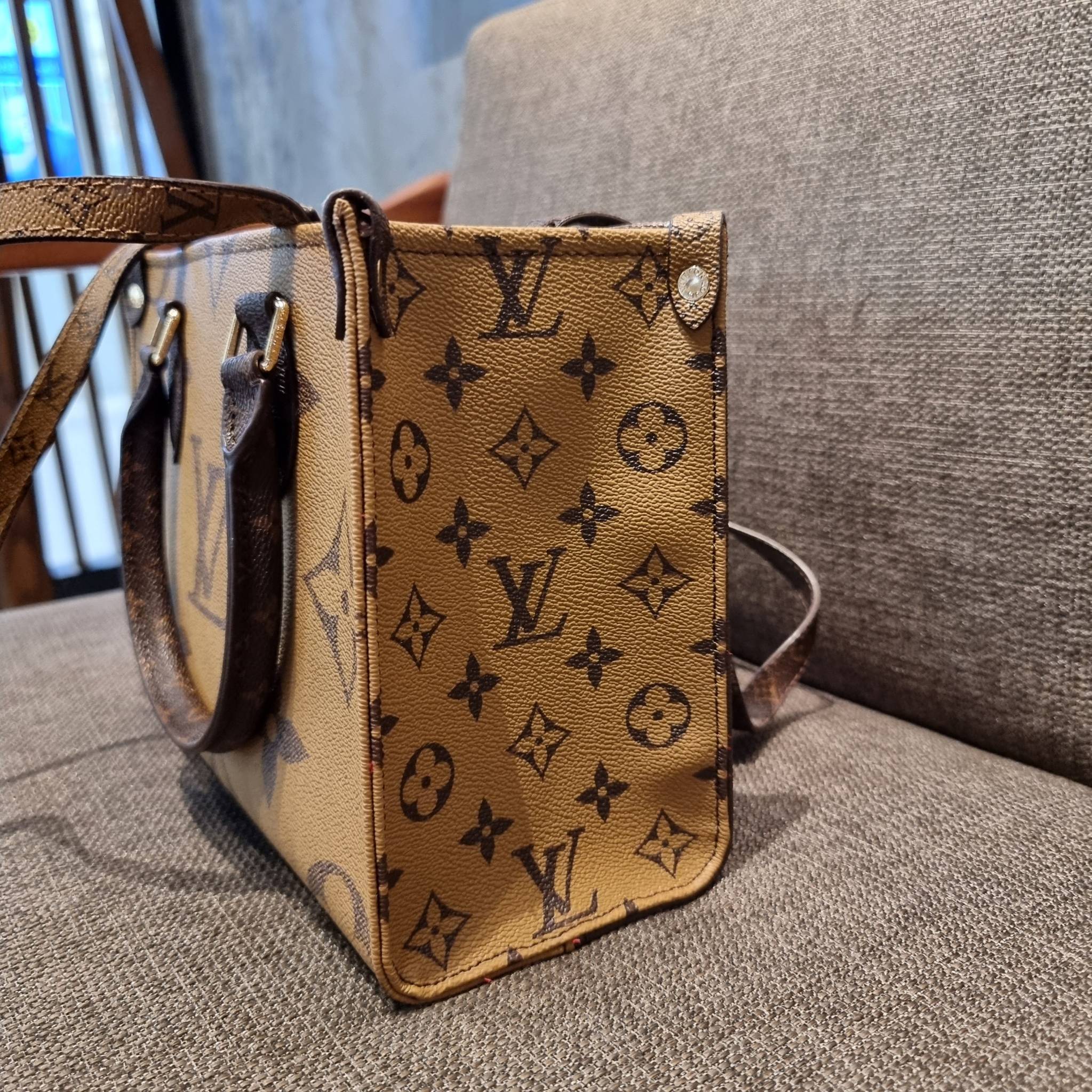 LV crossbody tote bag 10" 16" สเปเชี่ยล gift box set ในราคาที่แสนดี น่าคบหา!! สุดคุ้มและสวยที่สุดยันกล่อง!! ได้ไปยังไงต้องร้องว้าว!! กระเป๋าทรงโท้ทที่สาวๆตามหา ดีไซน์คลาสสิค ผู้ดี หรูหรา โทนสีใช้งานง่าย ได้ทุกลุค ทุกสไตล์ วัสดุหนังแคนวาสคุณภาพ ม