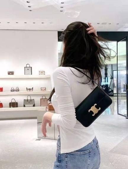 CELINE TRIOMPHE SHOULDER BAG VIP GIFT WITH PURCHASE-GWP พรีเมี่ยมกิ๊ฟ Limited Edition จาก CELINE PERFUME DUTY FREE COUNTER วัสดุหนังแกะสังเคราะห์เรียบ ดีไซน์ยอดนิยมสไตล์สาว LISA ทรงเหลี่ยมสวยหรูอยู่ทรง