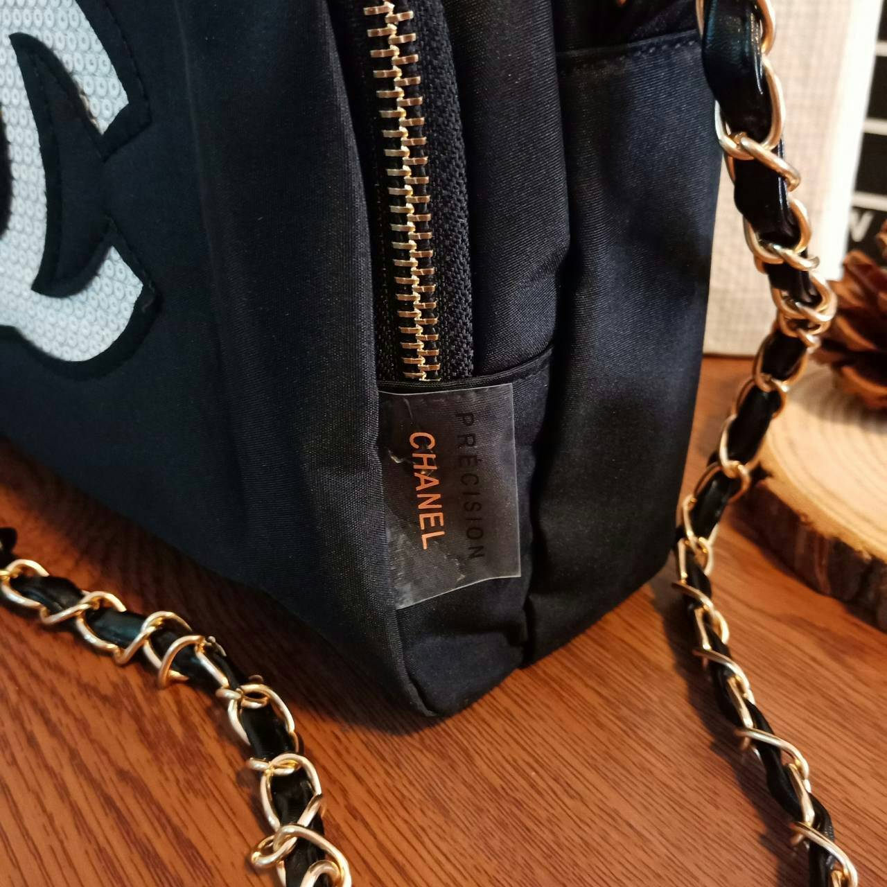 ุ่นใหม่ล่าสุด !! Chanel Cosmetic Bag With Chain VIP Gift With Purchase กระเป๋าสะพายทรงสวย วัสดุ Nylon เต็มใบ สีดำดีไซน์ทรงกลมด้านหน้าประดับโลโก้แบรนด์วิ้งๆสวยหรูดูดี เปิดปิดด้วยซิป หัวซิปแบรนด์อะไหล่ทอง ด้านในมีช่องใหญ่สองช่อง จุของได้เยอะมากเว่อคะ จะสะพา