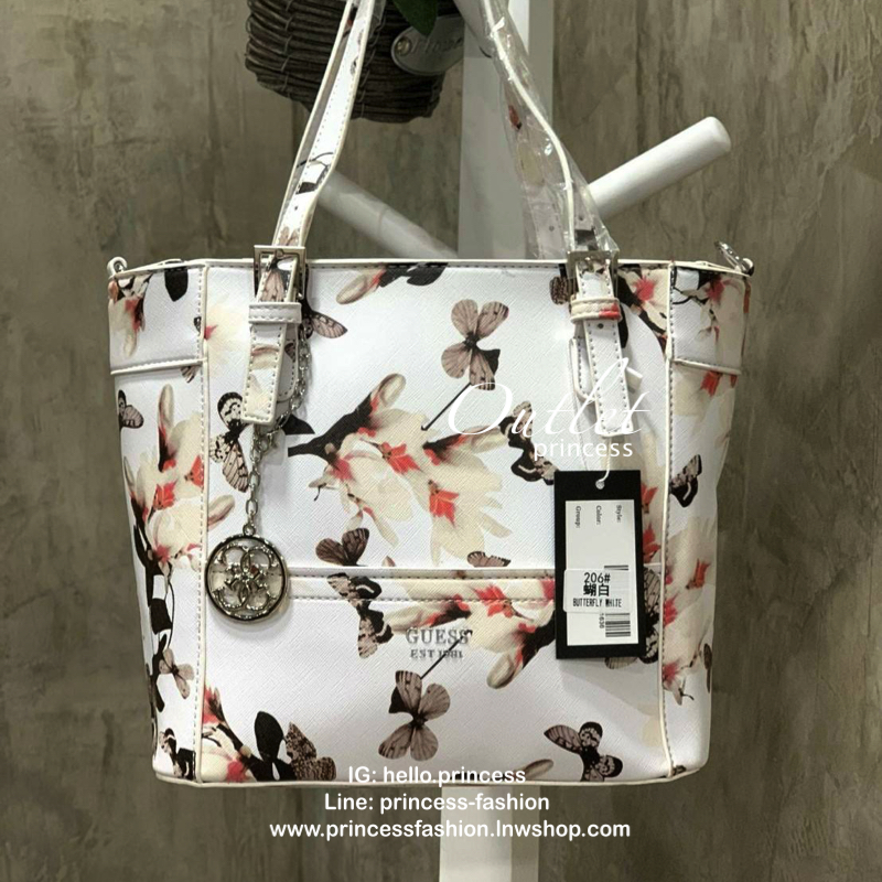 GUESS Women's Medium Floral Tote Bag กระเป๋าถือ คล้องไหล่หรือสะพาย ขนาดกลาง วัสดุหนังpu ลายดอกไม้ชนิดต่างๆรอบใบ เปิดปิดใช้งานด้วยซิปเดียวด้านบน ภายในมีกว้างใส่กระเป๋าสตาวค์ยาว มินิไอแพคได้ หูจับและสายสะพายปรับระดับได้ มาพร้อมกุญแจโลโก้guess สวยน่ารัก