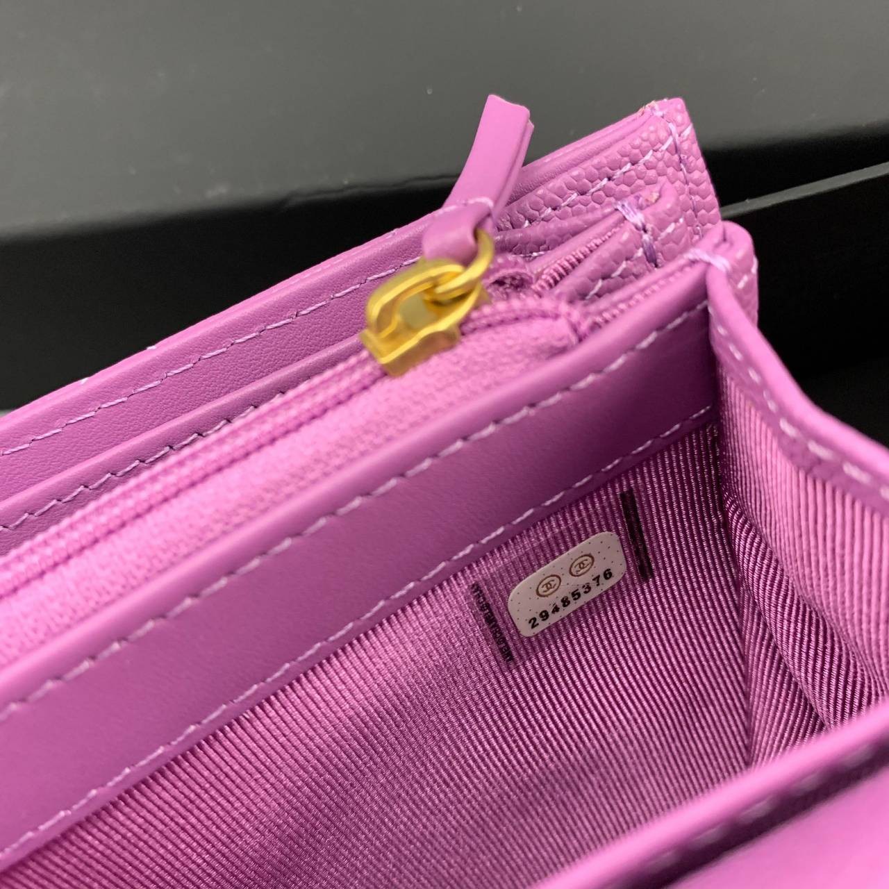 CHANEL LONG WALLET งานหนังแท้คาเวียร์สวยหรู โทนสีหวาน กระเป๋าสตางค์ใบยาวไอเท็มแนะนำ ใช้งาน ตทป ได้ สวยคลาสสิคไม่มีเอ้าท์ หนังแท้ใช้งานได้ทน ยิ่งใช้ยิ่งสวย ภาพถ่ายจากสินค้าจริง มาพร้อมกล่องแบรนด์ พร้อมส่งที่ไทย Must Have ค่ะ!