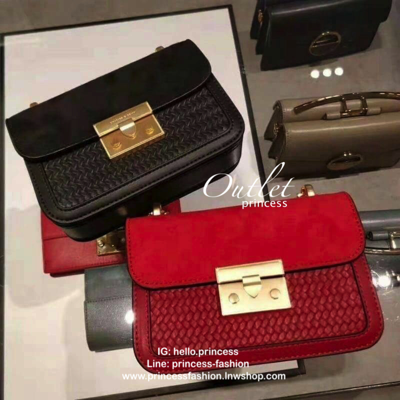 CHARLES & KEITH PUSH LOCK FRONT FLAP BAG 2018 กระเป๋าถือขนาดมินิดีไซน์สุดชิคคุณหนูมากค่ะโดดเด่นที่กระเป๋าpu ลายสานสวยสะดุดตา ฝาปิดกำมะหยี่ดูเรียบหรู เปิดปิดด้วยฝาปิดตัวล๊อคปั้มแบรนด์ ภายในมีช่องใส่บัตร ใส่มือถือ iphone8+ได้ค่ะ อะไหล่ทองสวย สายโซ่ยาวสะพายไ