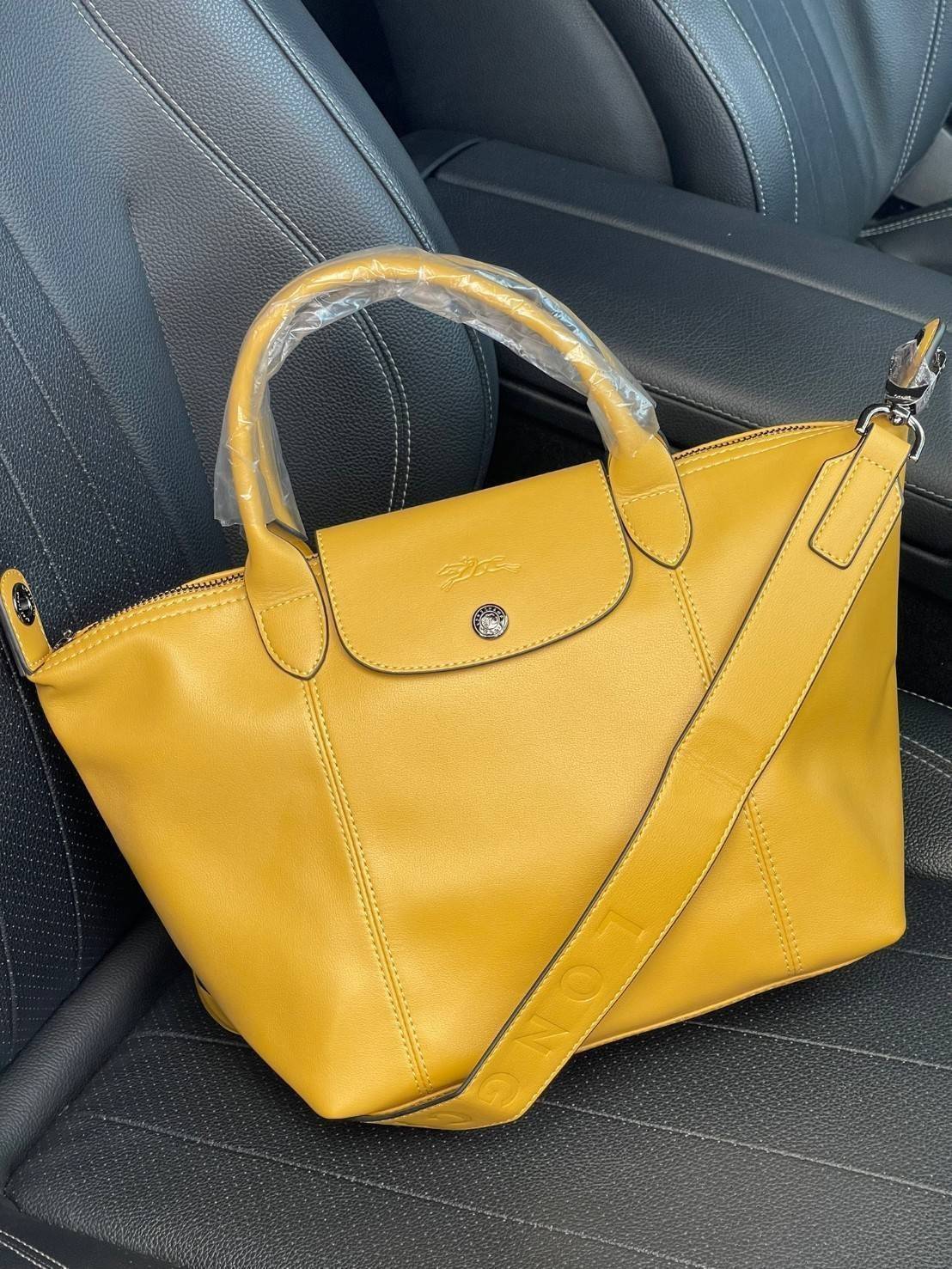 Longchamp Le Pliage Cuir Top handle bag S เรียกว่าเป็นกระเป๋าอีกหนึ่งรุ่นที่ไม่ว่ายังไงก็ฮอตฮิตและติดเทรนด์ตลอดไม่เคยเปลี่ยนกับ ทรง Le Pliage Cuir หนึ่งในตระกูลกระเป๋าสุดไอคอนิกจากแบรนด์