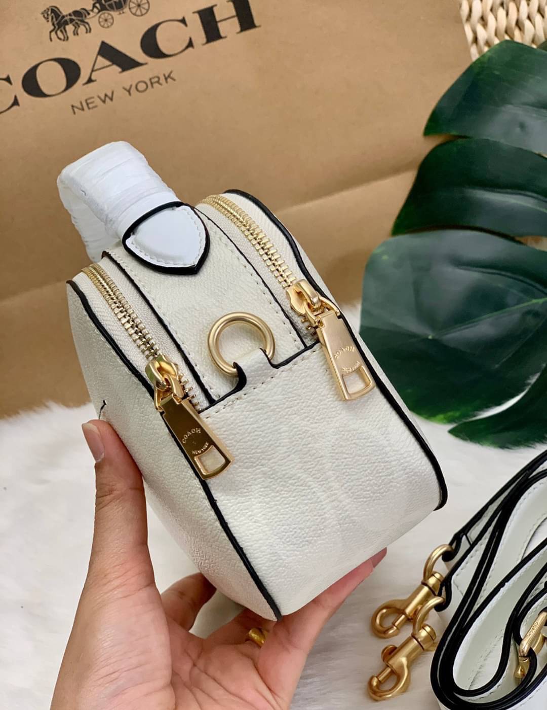 COACH SERENA SATCHEL CROSSBODY BAG กระเป๋าทรงโดมเล็ก น่ารัก แต่ใส่ของได้จุเลยทีเดียว!! มี2ช่องซิปหลัก ช่องค่อนข้างกว้าง สามารถใส่กระเป๋าเงินใบกลางได้;ของจำเป็นอื่นๆได้ครบเลยค่ะ มีช่องเล็กให้ใส่ของจุกจิก ด้านหลังมีช่องเล็กให้อีกช่องค่ะ พร้อมสายยาวถอดออกได้