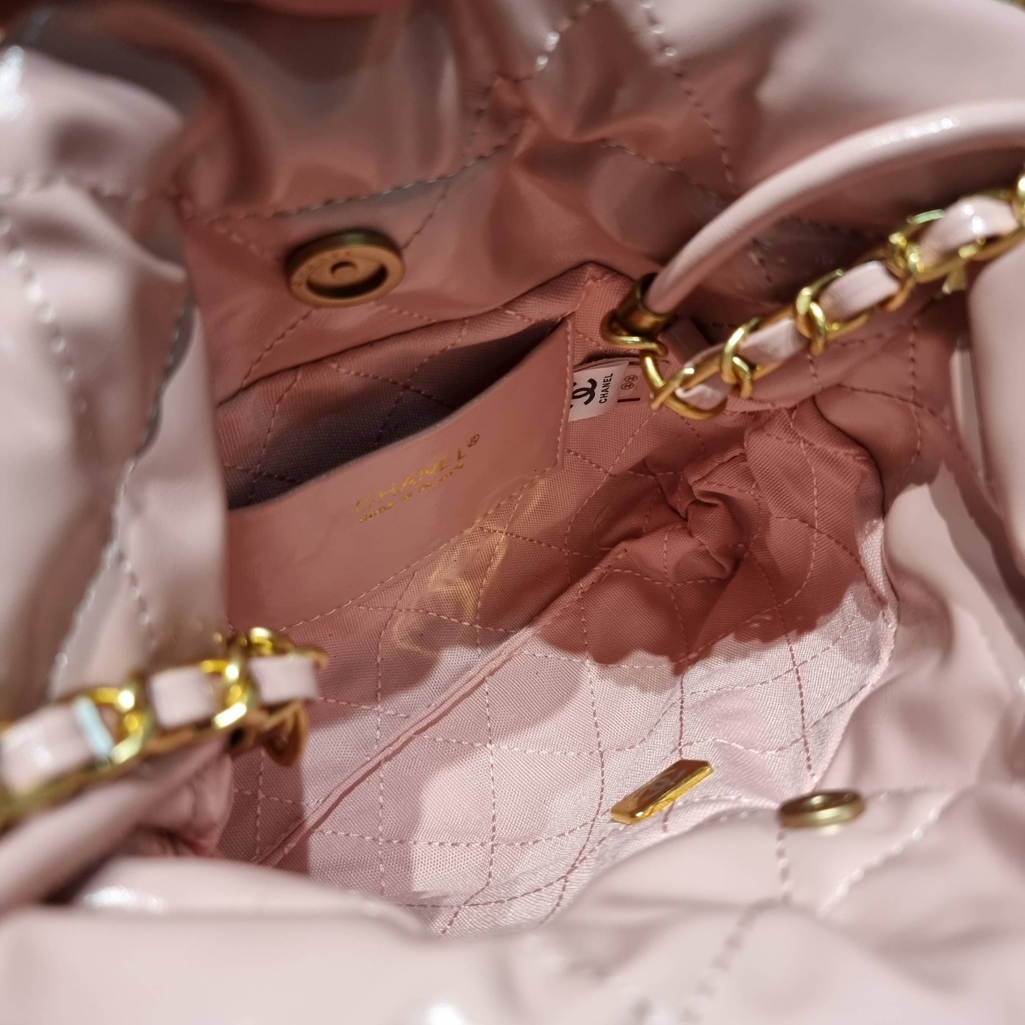 Chanel 22 mini bag / CHANEL 22 MINI HANDBAG พร้อมส่ง 4 สี กระเป๋าสะพาย ดีไซน์เรียบหรู โดดเด่นจากสายสะพายโซ่สีทอง และเหรียญโลโก้ ใช้ได้ง่ายๆไปเลยทุกโอกาส