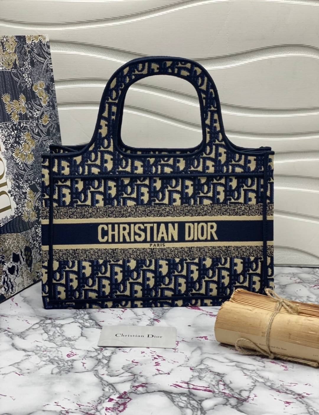 SMALL DIOR BOOK TOTE 29cm Blue Dior Oblique Embroidery กระเป๋าถือทรง Shopping ขนาดกำลังดี จุของได้เยอะ สวยคลาสสิค พกพาสะดวก ใช้งานง่ายสุดๆ วัสดุงานทอละเอียด ภายในโล่งกว้าง ภาพสินค้าถ่ายจากงานขายจริง ใช้งานต่างประเทศได้