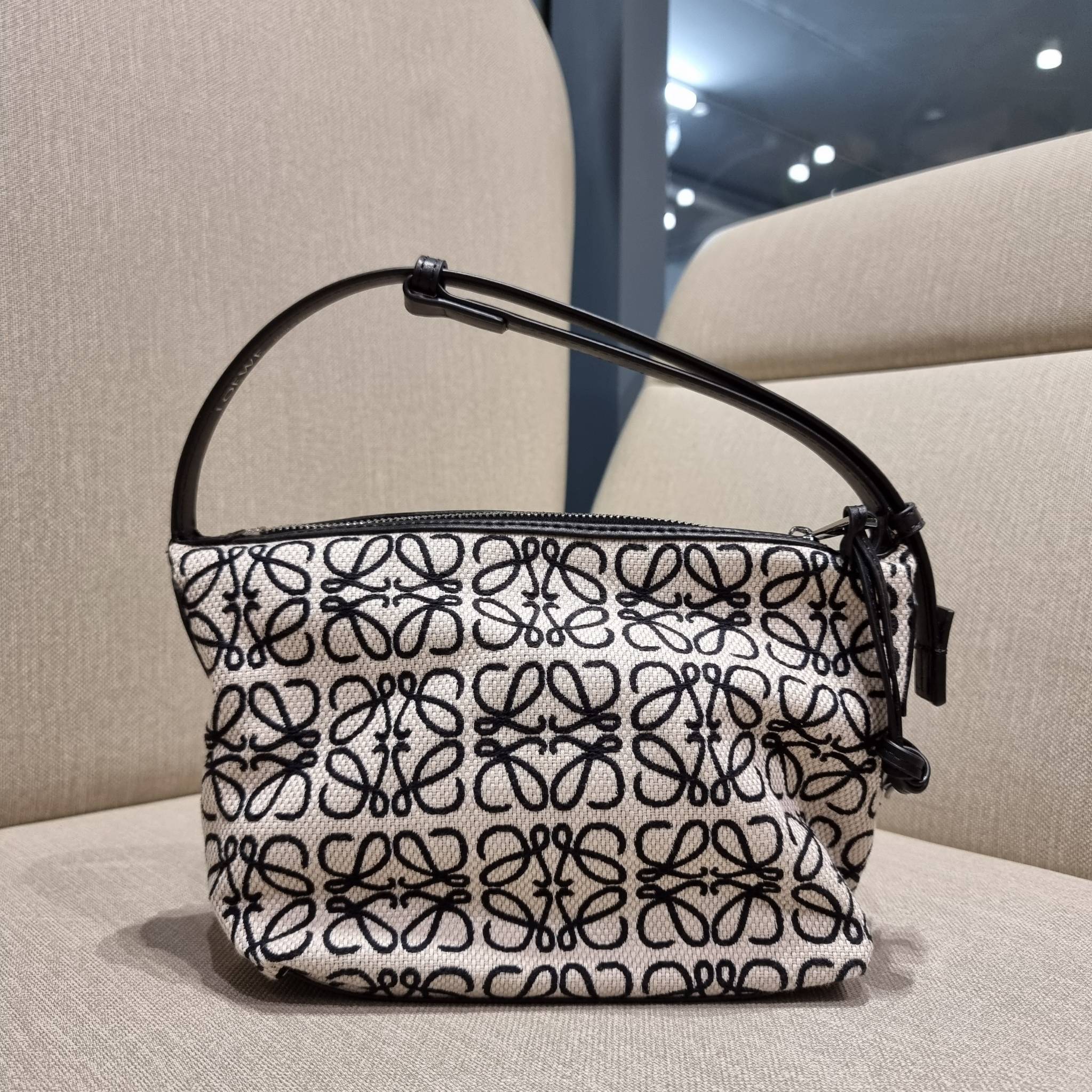 LOEWE SMALL CUBI BAG คอลเลคชั่นยอดฮิต กับสีใหม่ล่าสุด กระเป๋าทรงพอช ใบกำลังสวย ดีไซน์ดีเทลน่ารัก ด้วยลวดลายปักบนผืนผ้าคอตตอน มาพร้อมสายสะพายในตัว ที่ปรับความยาวได้อีกเล็กน้อย คล้องไหล่ คล้องแขนได้แบบสบายๆ เปิด-ปิดด้วยซิป ภายในเป็นช่องโล่ง มีช่องแบ่งอีกช่อ