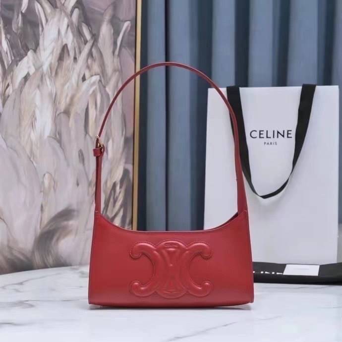 หนังแท้ CELINE SHOULDER BAG CUIR TRIOMPHE IN SMOOTH CALFSKIN ภาพสินค้าถ่ายจากงานขายจริง ใช้งานต่างประเทศได้
