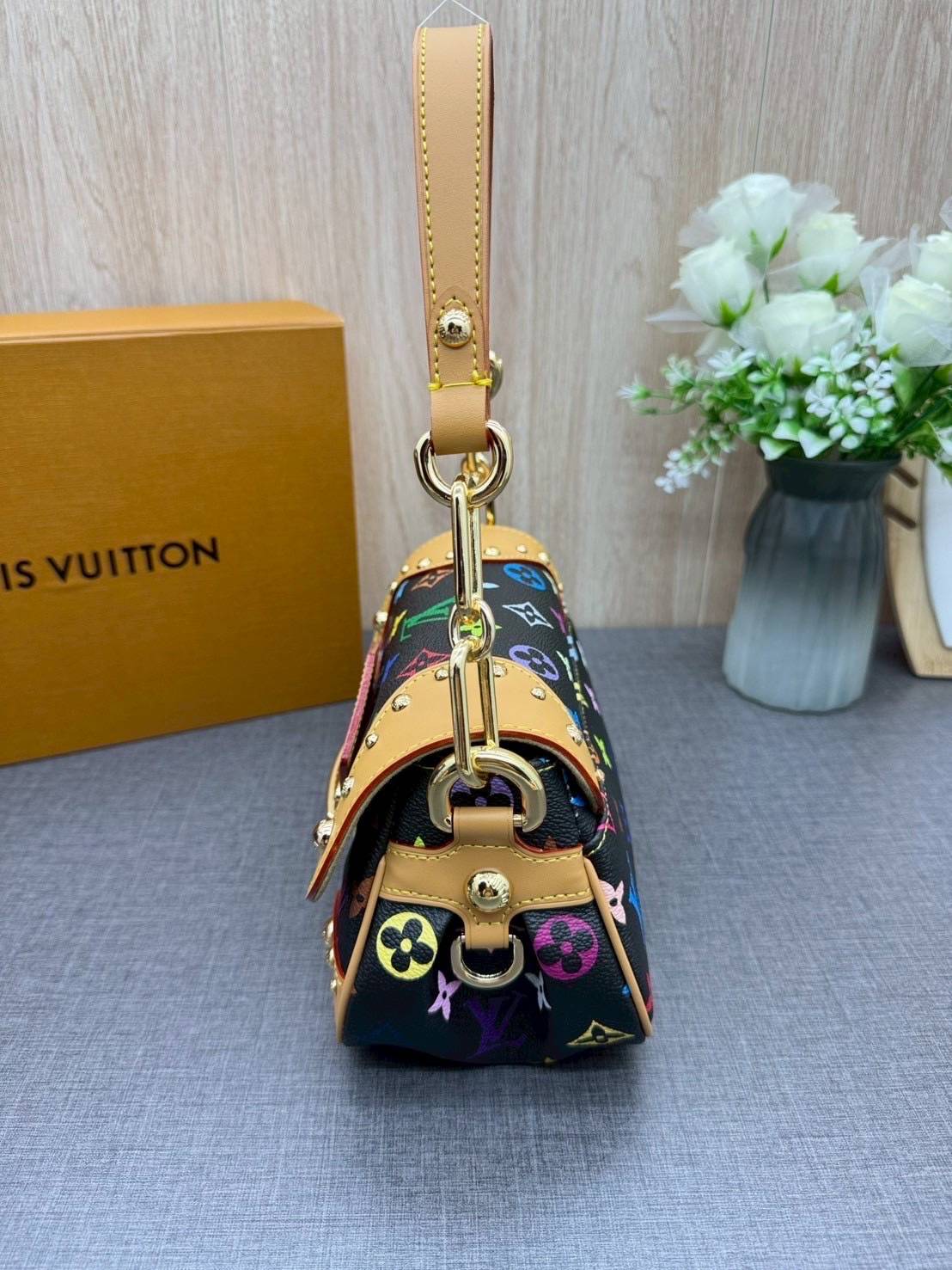 ORI หนังแท้ | Lv Marilyn White Multicolor Monogram Canvas Shoulder Bag กระเป๋าสะพายสไตล์วินเทจ ดีไซน์สีสันสดใสน่ารัก มีชีวิตชีวา โดดเด่นด้วยตัวล็อคด้านหน้าแบบกดขนาดใหญ่ จะถือแบบคล้องแขนหรือสะพายไหล่ก็ได้