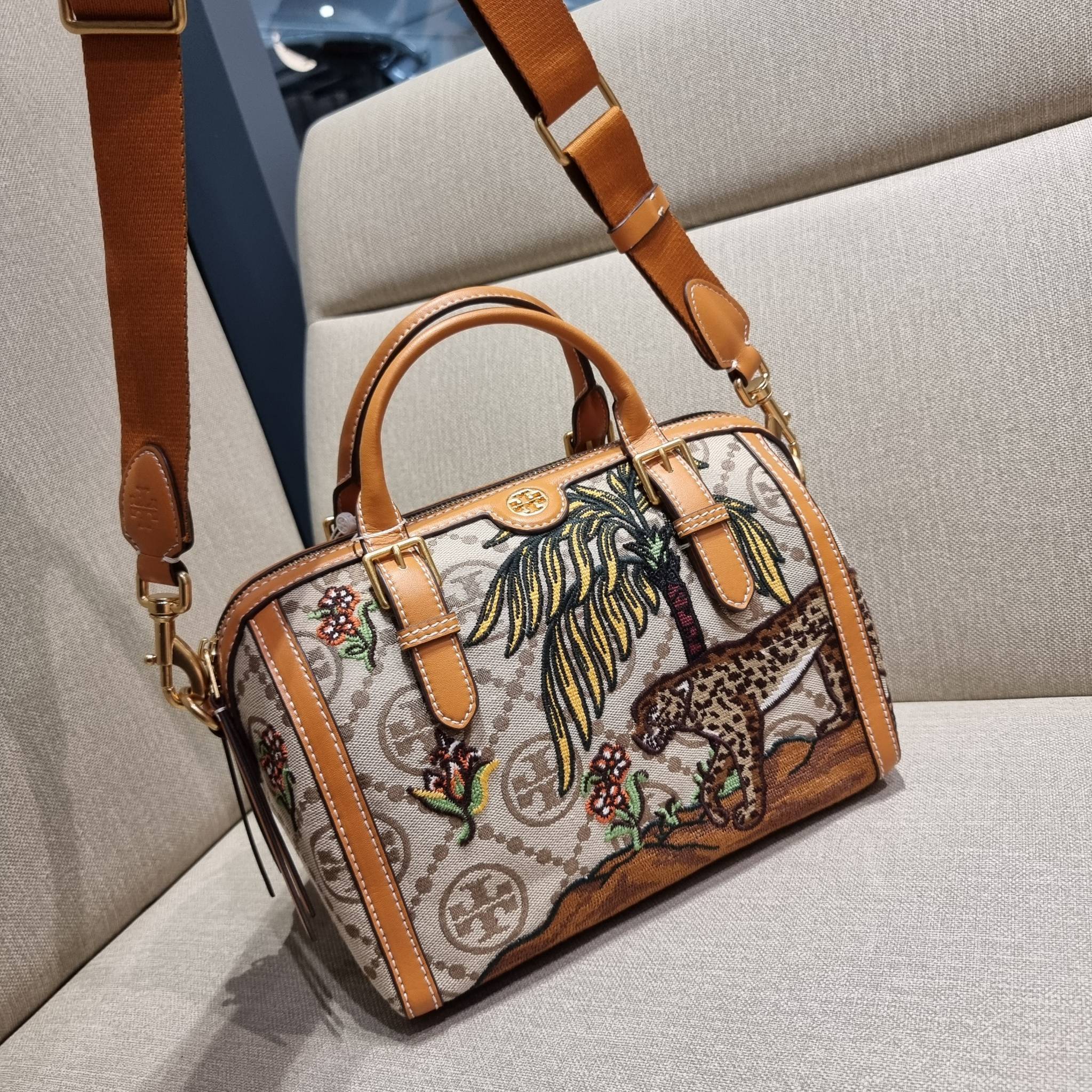 TORY BURCH T MONOGRAM JACQUARD EMBROIDERED DUFFLE คอลใหม่ล่าสุด สวยพร้อมเสิร์ฟแบบไม่ต้องรอพรีฯ ลายโมโนแกรมสุดคลาสสิคที่ถูกดีไซน์รังสรรค์ด้วยงานปักสุดชิค น่าใช้ใจฟูแค่แรกเห็น!! วัสดุ jacquard woven สลับหนังแท้ หูจับในตัว และพร้อมไปเลยกับสายสะพายข้าง ที่จะถ