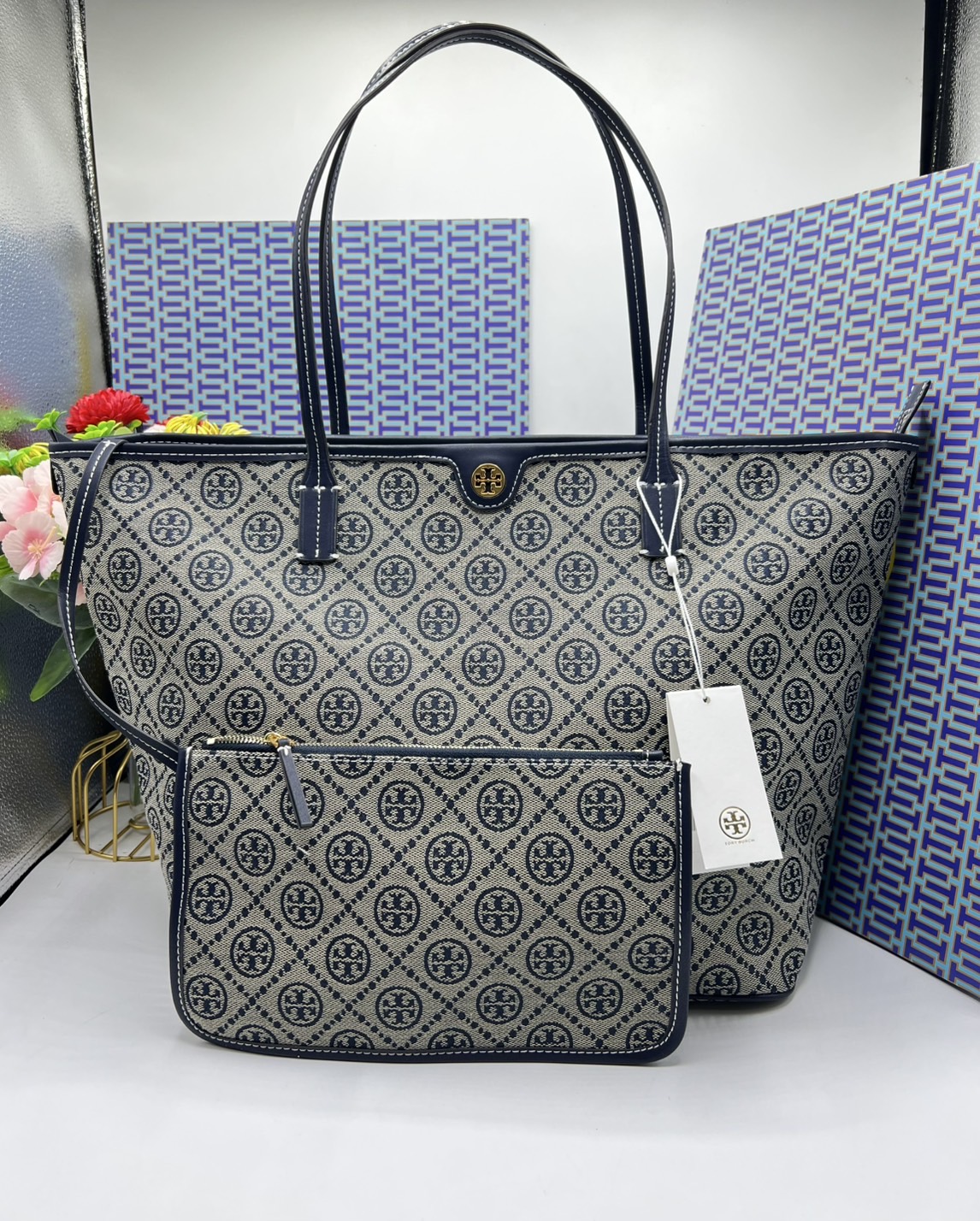 ORI หนังแท้ | Tory Burch T Monogram zip tote bag กระเป๋าทรงโท้ทใบใหญ่ทรงกว้างพร้อมใบเล็กเข้าเซ็ท งานผ้าแจ็คการ์ดตัดขอบหนัง เดอะเบสท์ เซลเลอร์!! ที่สุดของไอเท็มยอดฮิตติดอันดับ ขายดี ขายได้ตลอด ลายโมโนแกรมสุดคลาสสิค สาวๆว่าต้องมีติดบ้านจริงๆน้า