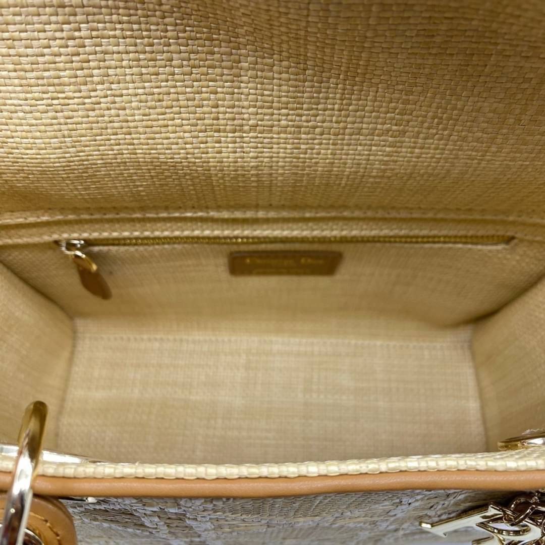 ORI 】DIOR Medium Lady Dior Bag Natural Cannage Raffia พร้อมส่งที่ไทย ภาพสินค้าถ่ายจากงานขายจริง ใช้งานต่างประเทศได้ เอกลักษณ์ของความหรู เรียบหรูมีสไตล์เหนือกาลเวลา รังสรรค์ขึ้นจากต้นปาล์มชนิดหนึ่งตามธรรมชาติ ประดับด้วยลวดลาย Cannage อันเป็นเอกลักษณ์ โดดเด