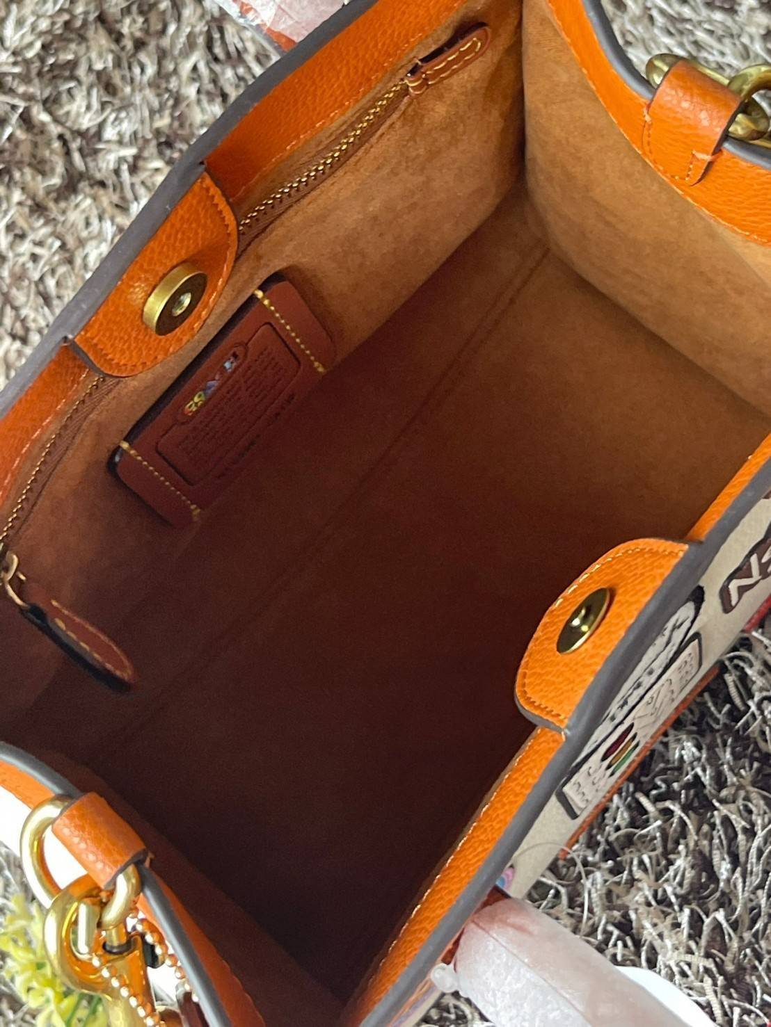 COACH FIELD TOTE 22 WITH PATCHES CA138 ส่วนหนึ่งจาก Coach Pride Collection ซึ่งเป็นการเฉลิมฉลองความเท่าเทียม ความหลากหลาย และการแสดงออกถึงตัวตนที่แท้จริงภายในชุมชน LGBTQIA+ ในเดือนนี้และทุกเดือน ตั้งแต่วันธรรมดาที่วุ่นวายไปจนถึงวันหยุดสุดสัปดาห์ที่เต็มไปด