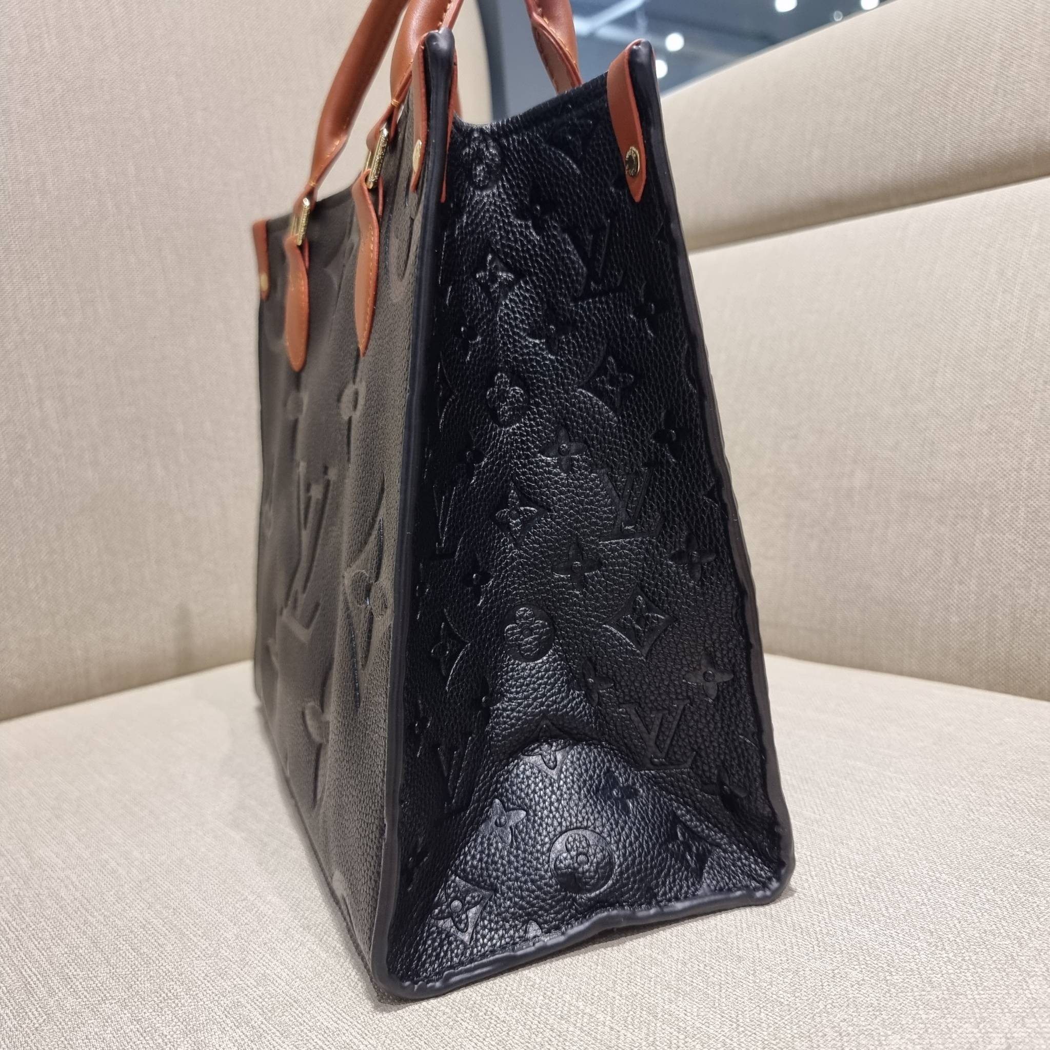 LV crossbody tote bag / LV Shopping Bag ดีไซน์สวยคม สมราคา ดูแพงไปอีก ด้วยดีเทลลายของหนัง crossgrain กระเป๋าทรงโท้ทคลาสสิค ผู้ดียืนหนึ่ง โทนสีใช้งานง่าย แมทช์ได้ทุกลุค มาพร้อมหูจับในตัว แบบหูหิ้ว และหูยาวสำหรับสะพายไหล่ เก๋มาก ชิคมาก ภายในโล่งกว้างมาก มีอ