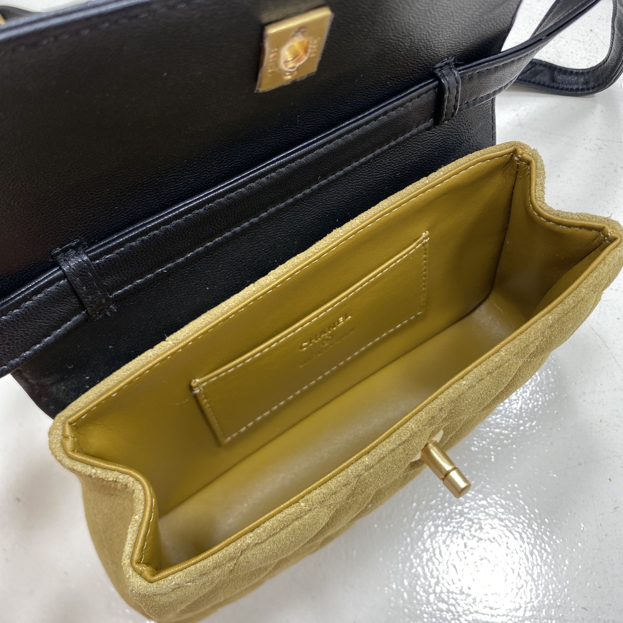 ORI หนังแท้ | Chanel Mini Flap Velvet Leather Bag กระเป๋าสะพาย ดีไซน์ทูโทนสุดไอคอนิก ฝาพับหนังตัวกระเป๋ากำมะหยี่โทนสีเบจ ตัดสีกันอย่างลงตัว สวยหรูโดดเด่น