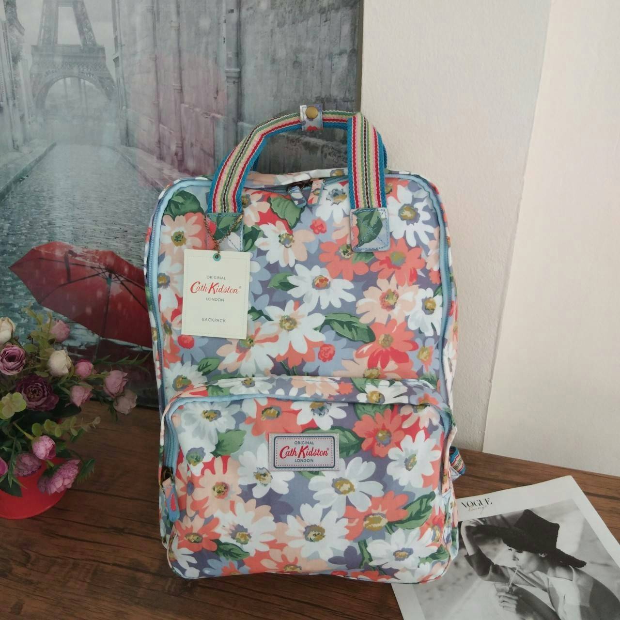 Cath Kidston Backpack Bag กระเป๋าเป้ สไตล์วินเทจ ด้านหน้ามี 1 ช่องซิป เปิดปิดด้วยซิป มีช่องหลักโล่งกว้าง และช่องเล็ก ใบนี้จุของได้เนอะ คุ้มค่าเกินราคาค่ะ