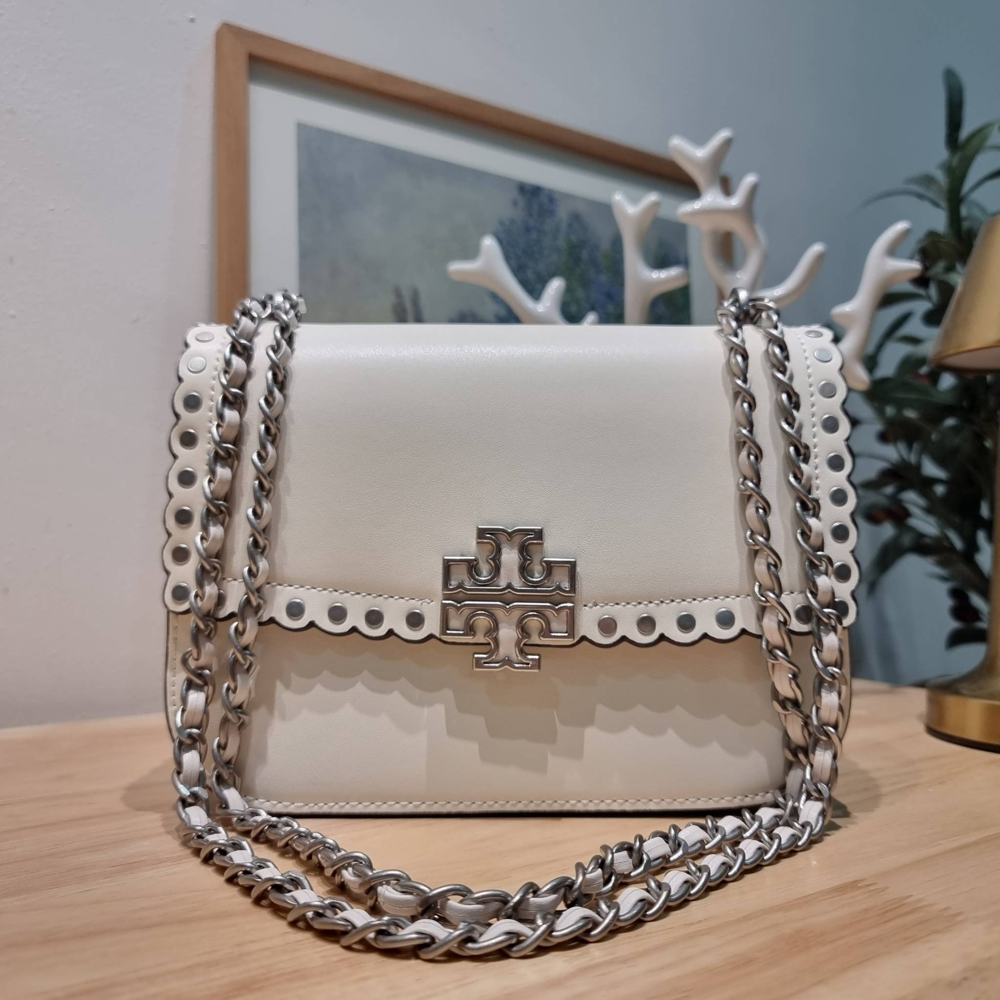 TORY BURCH BRITTEN STUDDED CROSSBODY BAG / Tory Britten Small Adjustable Shoulder Bag คอลเลคชั่นผู้ดี ดีไซน์ใหม่ล่าสุด กระเป๋าสะพายตัวท็อป ที่ตกแต่งด้วยโลโก้และหมุดสวยงาม