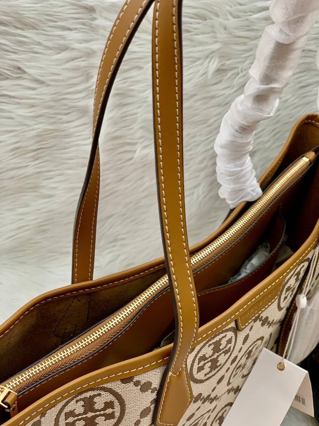 OUTLET 】หลงรักใบใหญ่ ได้ไปไม่ผิดหวังแน่นอนจร้าา😘 TORY BURCH T MONOGRAM JACQUARD TOTE BAG กลับมาอีกครั้ง พร้อมสีออกใหม่! พร้อมส่งค่ะ! กระเป๋าหิ้ว//สะพายไหล่ ใบใหญ่ แต่น้ำหนักเบา วัสดุJacquardทอลายแบรนด์+หนังแท้ ได้ลงตัวและร่วมสมัยมากๆค่ะ มีป้ายอะไห