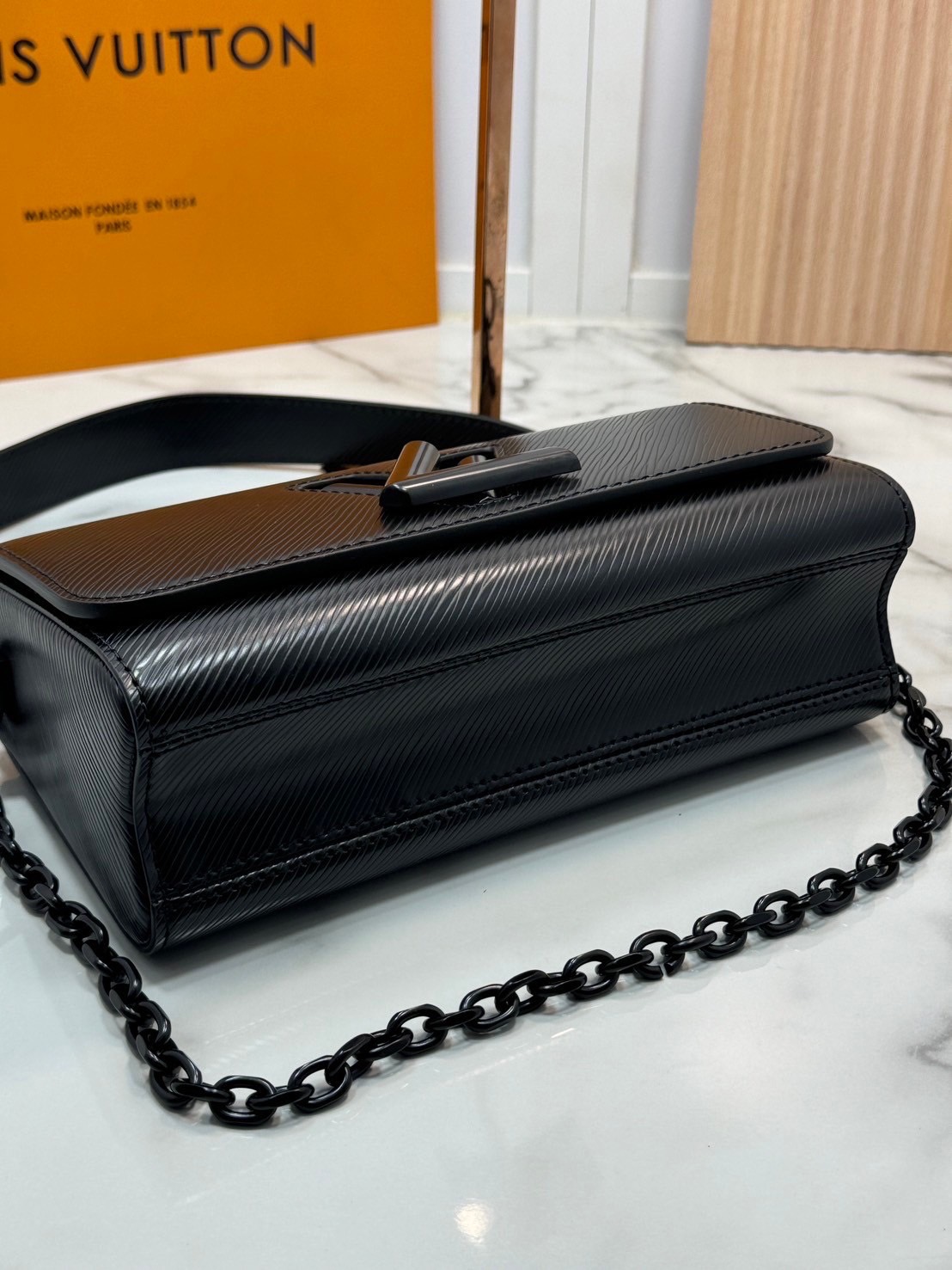 ORI หนังแท้ | LV Twist West Bag กระเป๋าสะพายหนัง Epi ลายเกรน สุดคลาสสิกมาดีไซน์ใหม่ในรูปทรงยาวเผยลุคมีระดับเหนือกาลเวลา ความหรูหราเข้ากับสตรีตสไตล์