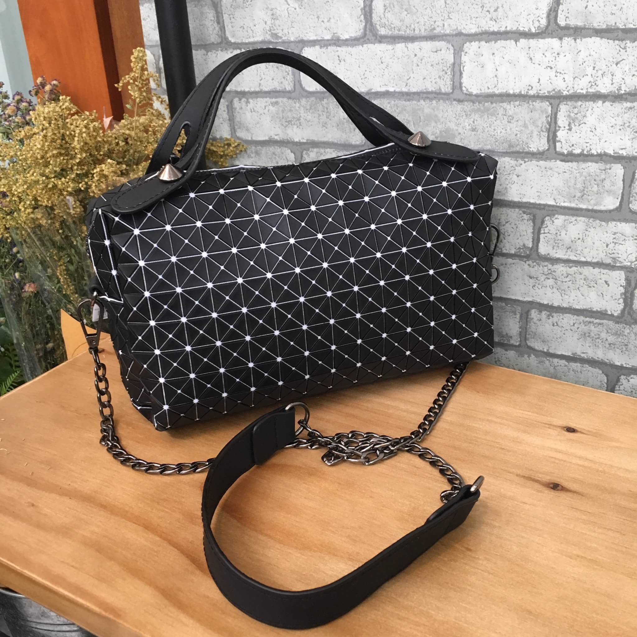 งานแท้ชนช้อป รุ่นใหม่ล่าสุด จากแบรนด์ David Jones สวย น่ารัก ขนาดตอบทุกโจทย์การใช้งาน เห็นแล้ว หลงรักเลยคะ ตัวกระเป๋าขนาดกำลังดี จุของคุ้ม สวยมาก ดูแลรักษาง่าย พร้อมสายสะพายยาว ภายในมีช่องซิป และช่องใส่ของจุกจิก 2 ด้าน เลยค่า ใบจริงสวยมากคะ ถือสะพายได้เลย