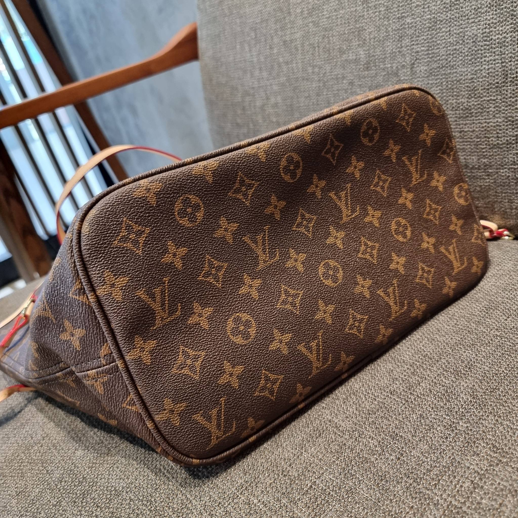 LV 2IN1 TOTE SET กระเป๋าสะพายไหล่ใบใหญ่ทรง tote มาพร้อมใบลูก คลาสสิคที่สุด เป็รอีกรุ่นที่มีคนใช้กันทั่วบ้านทั่วเมือง ฮิตแบบไม่ต้องพูดเยอะ วัสดุหนังแคนวาสปั๊มลายเต็มใบ ปากกระเป๋ามีหูเกี่ยว ด้านข้างมีหนังรูดเก็บทรงได้ ภายในโล่งกว้างมากๆ มีช่องซิปแยกให้ ใบเล