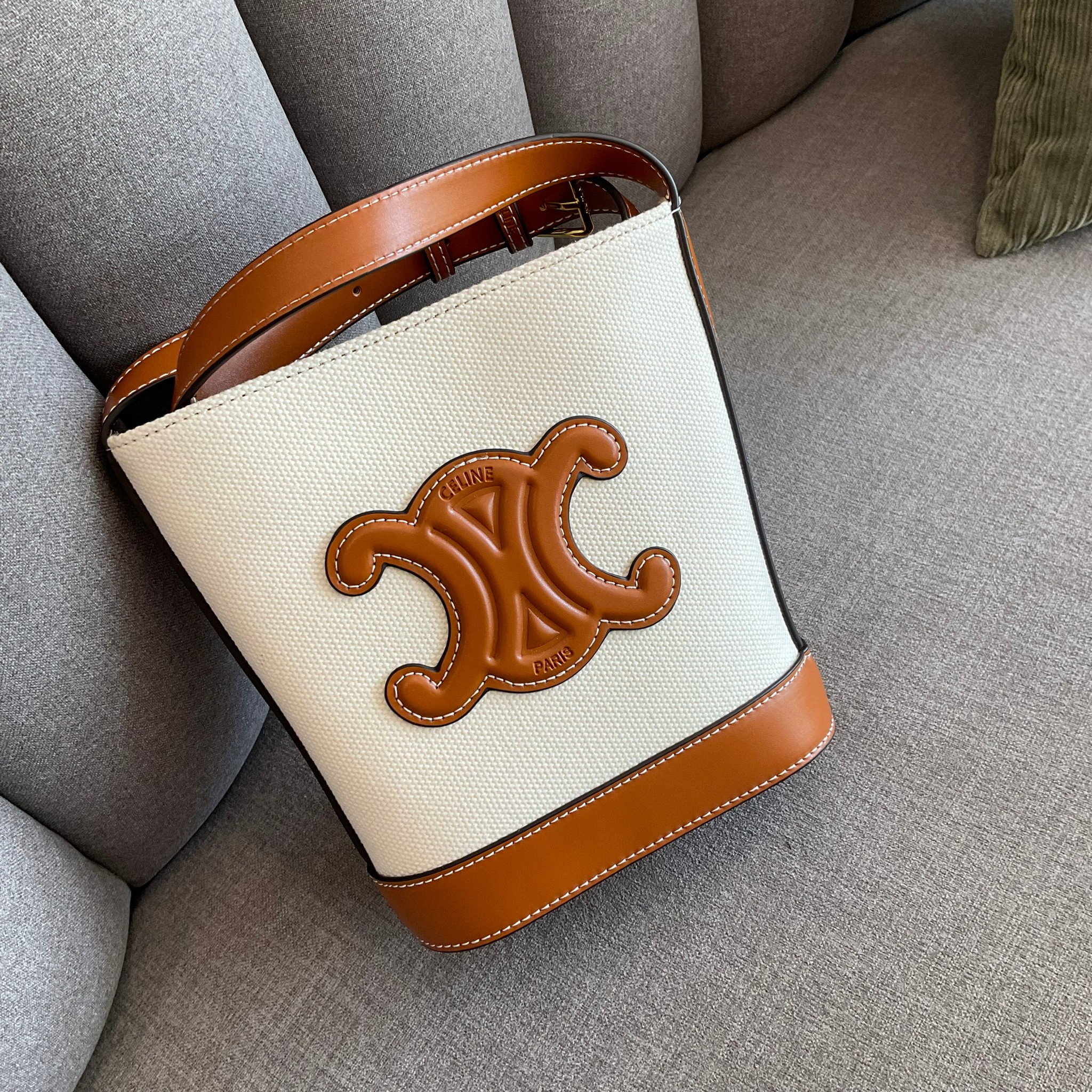 CELINE SMALL BUCKET CUIR TRIOMPHE IN TEXTILE / CELINE CROSSBODY VIP วัสดุ TRIOMPHE CANVAS สีขาวตัดกับโลโก้หนังสวยอยู่ทรงวางตั้งได้สบาย