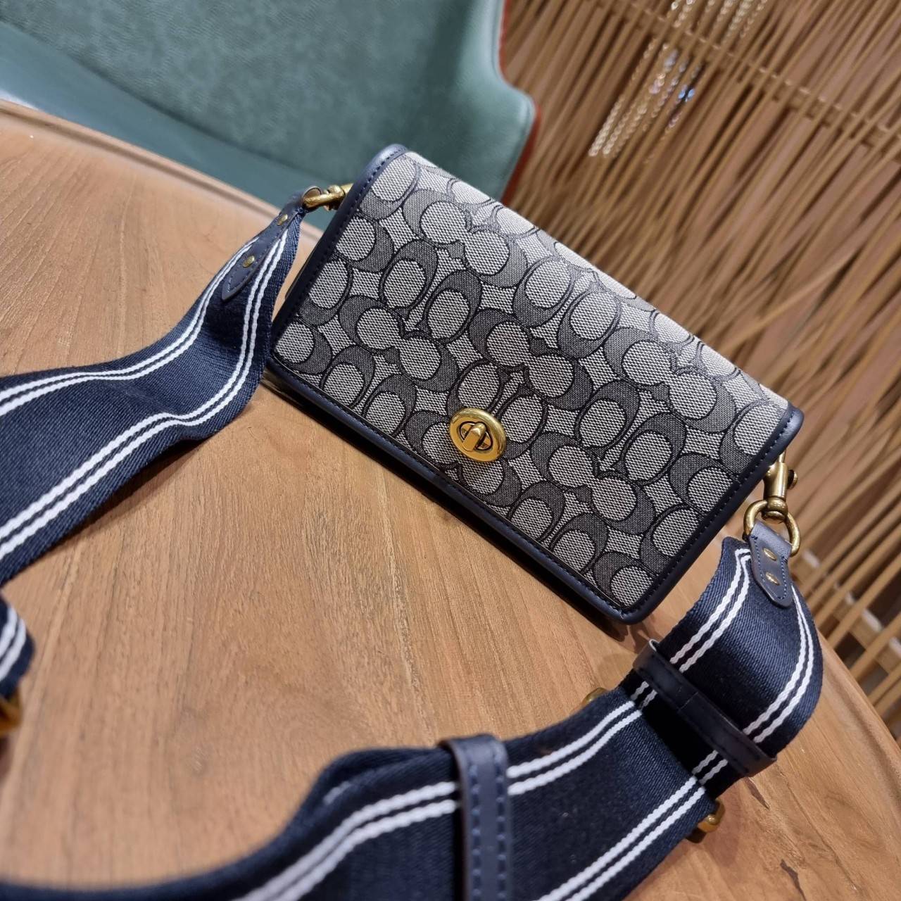 COACH C3824 FOLDOVER CROSSBODY CLUTCH IN SIGNATURE JACQUARD คลัทช์เก๋ๆที่สาวๆตามหา 2IN1 ไปอีกหนึ่ง!! กระเป๋าสะพายทรงคลัชท์ ใช้งานได้ถึง 2 แบบ จะพกเดี่ยวๆแทนกระเป๋าสตางค์ หรือคล้องสายสะพายข้าง สะพายชิคๆคูลๆ ก็ได้อีก มันดีงามมากทุกสี เพราะความละมุนของผ้า ja