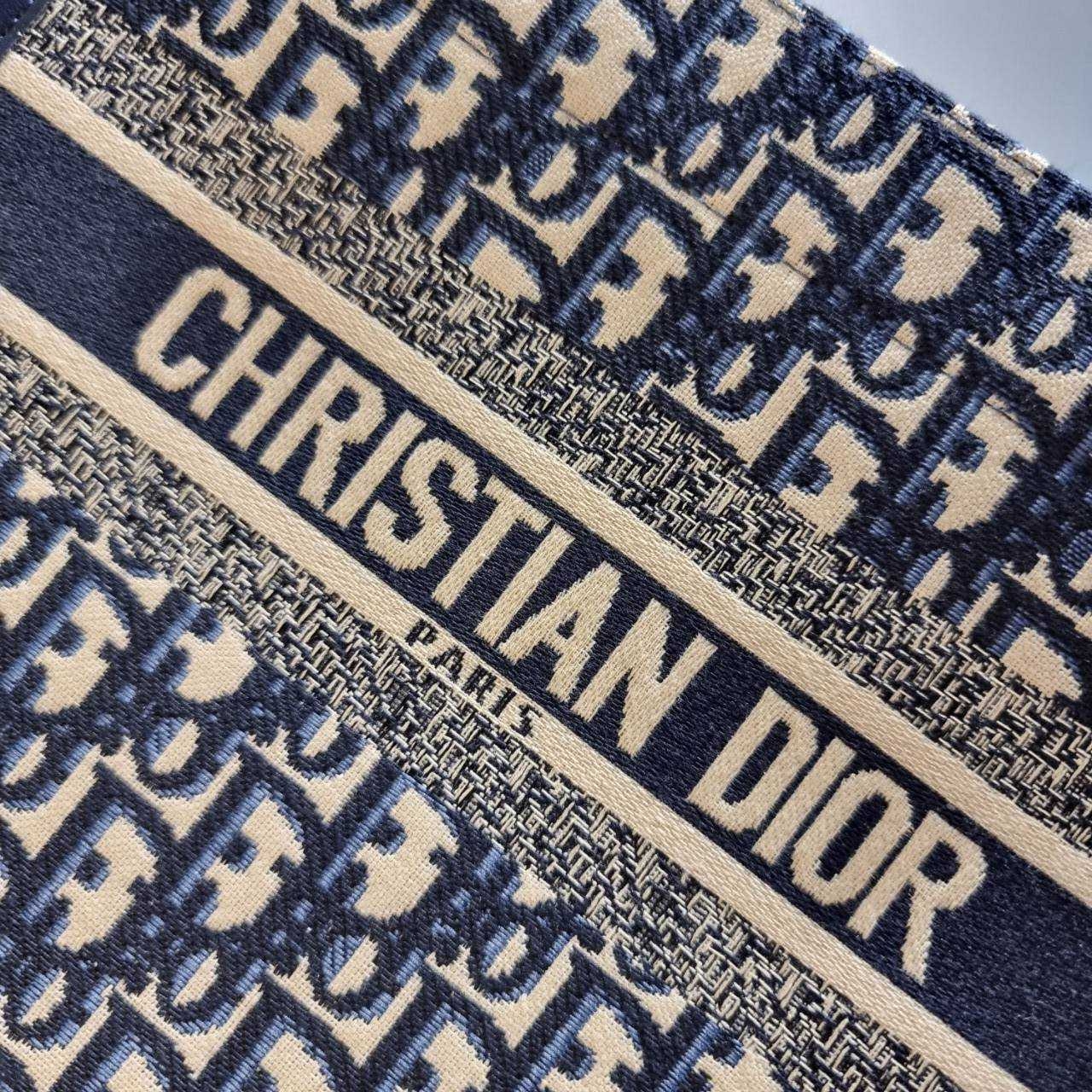 Dior small book tote bag กระเป๋าทรงโท้ทสุดฮิต ไซส์เล็ก ดีไซน์ใหม่ล่าสุด ที่มีทั้งความละมุนและหรูหรา เกรดออริ 1:1 ใช้งานต่างประเทศได้