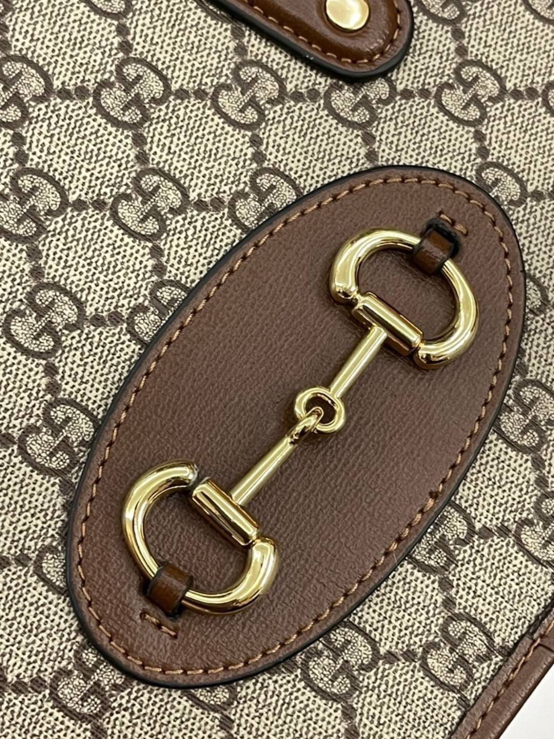หนังแท้ GUCCI Horsebit 1955 leather-trimmed printed coated-canvas shoulder bag คอลเลคชั่นใหม่ล่าสุด ดาราเซเลปใช้กันเพียบ กระเป๋าถือ (ไม่มีสายสะพาย) ดีไซน์สวย เชื่อได้เลยใบนี้สาวๆต้องหลงรัก จนวางไม่ลงเลยน้า