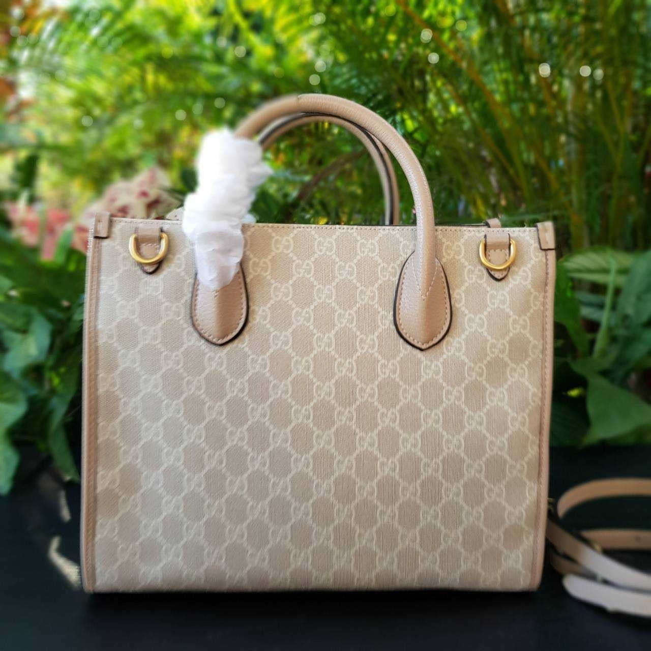 GUCCI Small tote bag with Interlocking G กระเป๋าทรงTOTE ใบใหญ่สุดหรูหรา คลาสสิค จุของได้เยอะ มาพร้อมสายสะพายยาว สามารถถอดเก็บได้ ใช้ได้ทุกโอกาส เป็นอีกรุ่นที่โดดเด่นมากๆ