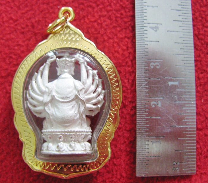 สินค้าหมดค่ะ จี้องค์เจ้าแม่กวนอิมพันมือองค์ใหญ่เนื้อเงินพ่นทรายเลี่ยมกรอบใหญ่ทองไมครอนค่ะ