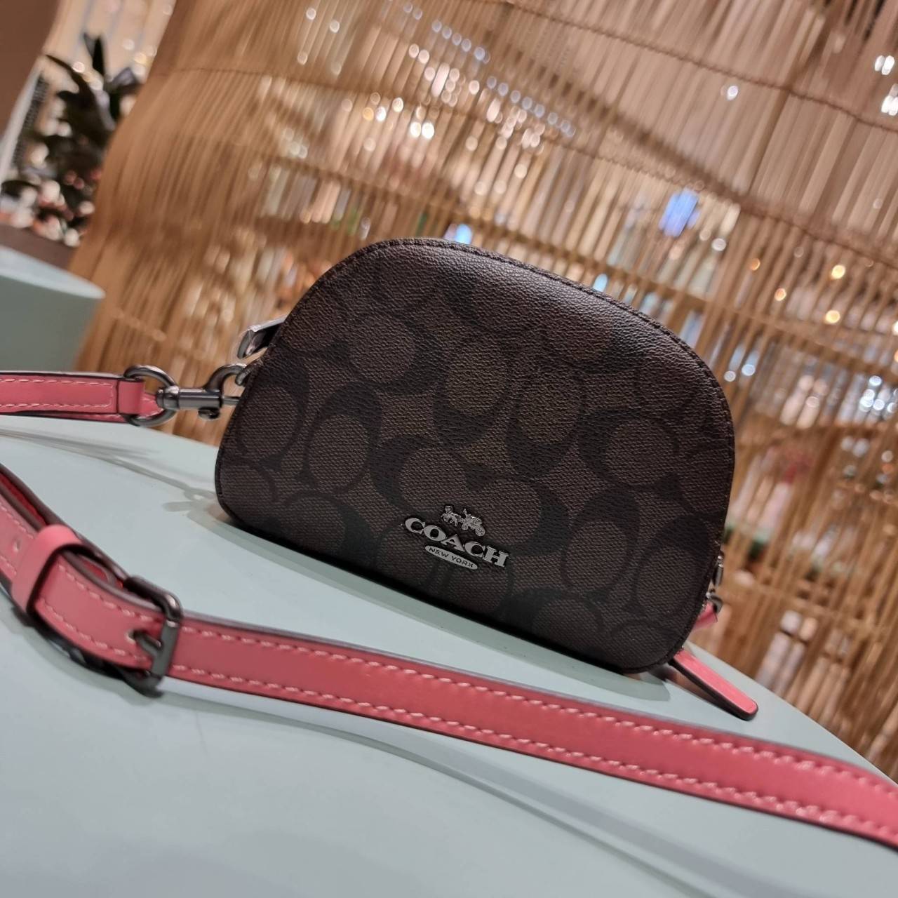 COACH 2628 MINI SERENA CROSSBODY IN SIGNATURE CANVAS ใหม่ที่สุด!! พร้อมส่งทุกสีเด็ด!! ย่อส่วนกระเป๋าสะพายคอลเลคชั่นยอดฮิต มินิเซเรนา ที่รับรองว่าน้องน่ารักม้ากกก!! ขนาดเล็กกุ๊งกิ๊ง แต่ดีเทลยิ่งใหญ่ วัสดุหนังแคนวาสเคลือบลาย เปิด-ปิดด้วยซิป สะดวกใช้ ภายในเป