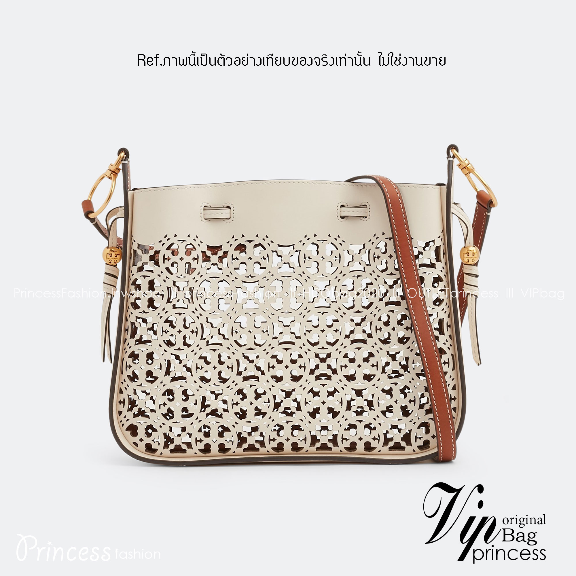 TORY BURCH T MONOGRAM LASER-CUT BELL BAG / TORY TOTE BAG ใจบางที่สุดกับคอลเลคชั่นนี้ กับกระเป๋าสะพายทรงโท้ท งานตามหาและหายาก รุ่นชูโรงสุดฮิต ที่เพิ่มดีเทลความแพงด้วยการฉลุลวดลายโมโนแกรมรอบใบ