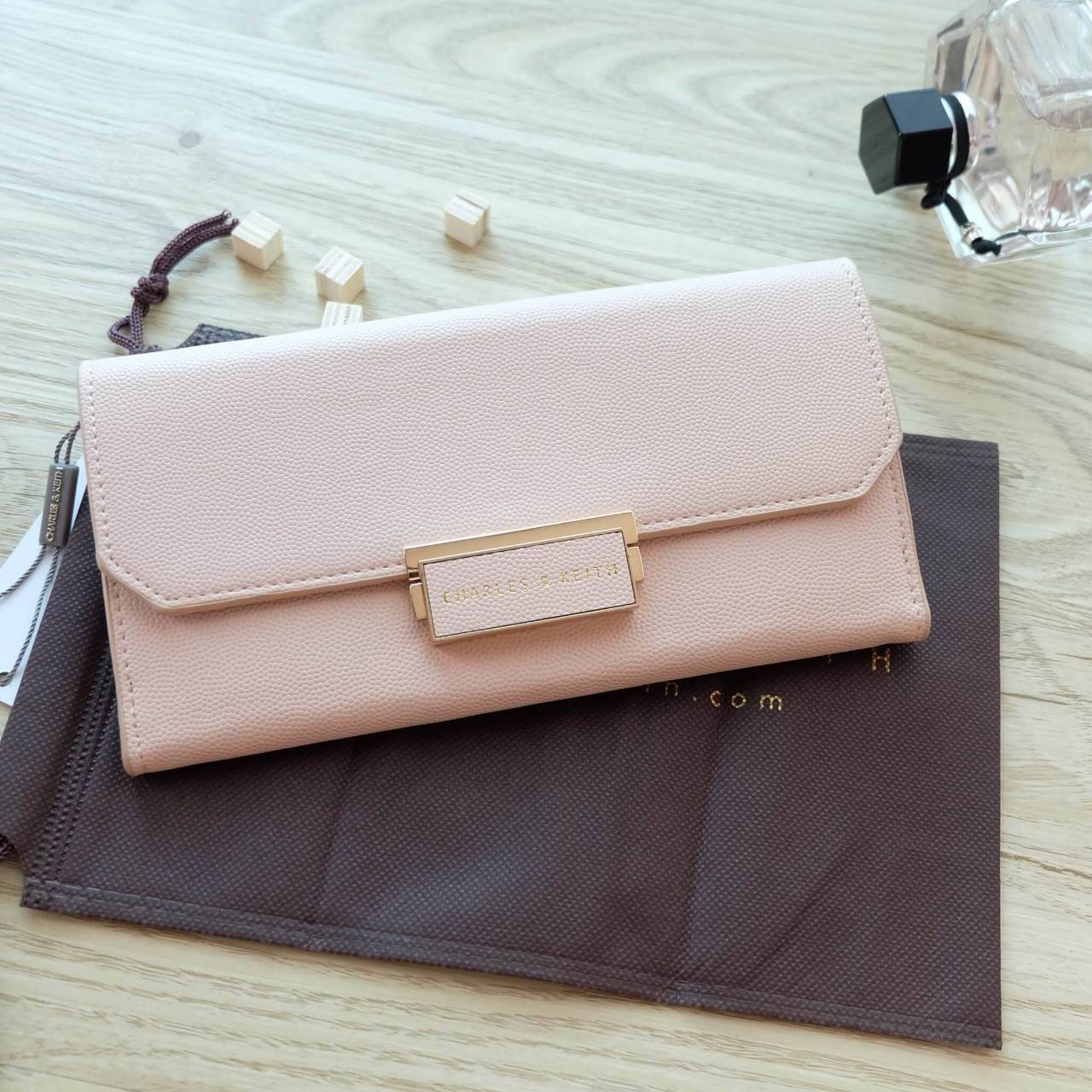 Charles & Keith Push-Lock Long Wallet กระเป๋าเงินใบยาววัสดุหนังลายคาร์เวียร์ ด้านหน้าปั๊มโลโก้แบรนด์ เปิดปิดแบบตัวล็อก ด้านในมีช่องซิปใส่เหรียญและธนบัตร ด้านหลัง มีตัวล็อคแบบกระดุม จุบัตรได้ถึง 12 ใบ รุ่นนี้สวยหรูเกินราคา ด้านหน้าเปิด - ปิดด้วยตัวกดล็อคทั
