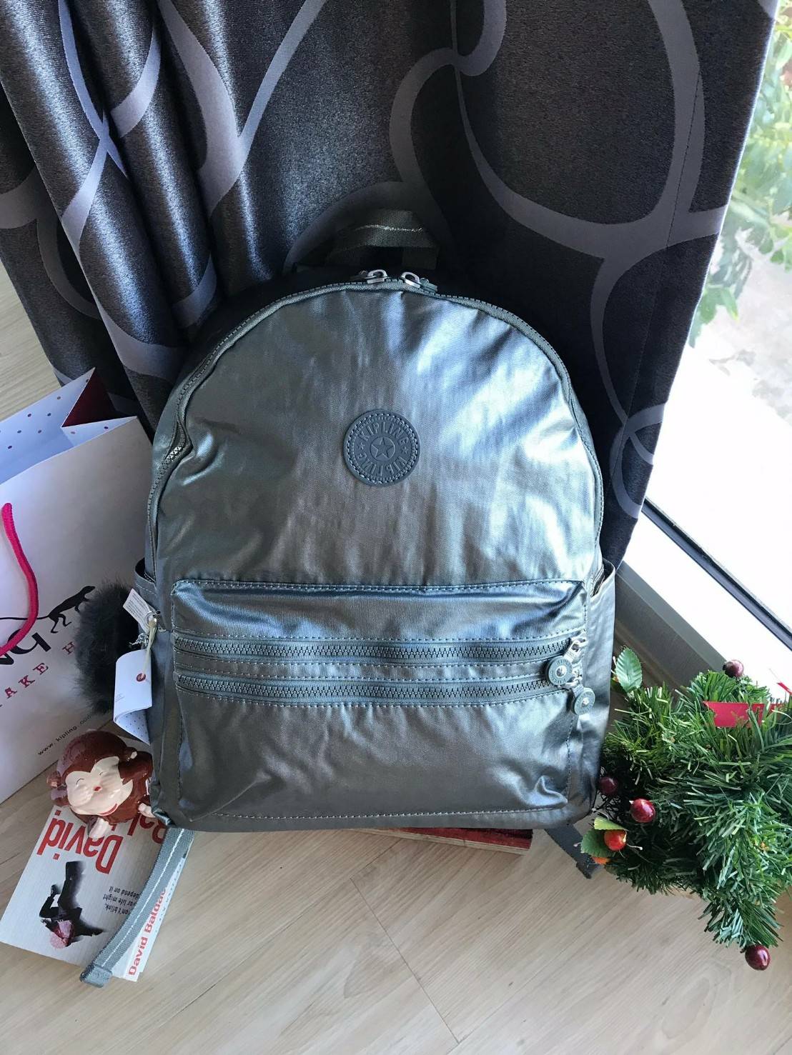 KIPLING LARGE BACKPACK WITH DOUBLE ZIPSกระเป๋าเป้จากคอลเลคชั่น Mayday วัสดุ Nylon & Polyester 100% น้ำหนักเบา ใส่ของได้เยอะแบบไร้กังวล เปิดปิดด้วยซิปคู่ ด้านหน้ามี2ช่องซิปใส่ของจุกจิกที่ต้องหยิบใช้บ่อย ใบใหญ่กับราคาเบาๆเลยคร้า!!