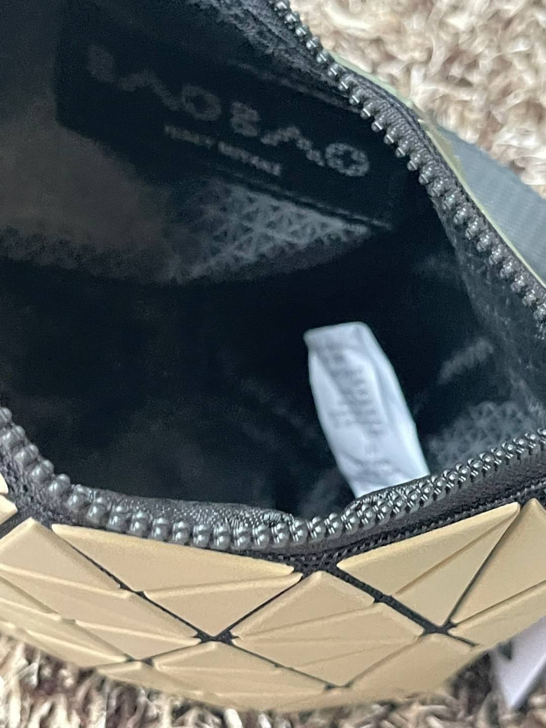 Baobao Issey Miyake Prism Kangaroo crossbody bag กระเป๋าสะพาย Crossbody รูปทรงสี่เหลี่ยมผืนผ้า ไซส์กำลังพอดี เห็นแบบนี้บอกเลยว่าใส่ของสำคัญได้แบบครบถ้วน ไม่ว่าจะเป็นโทรศัพท์ กระเป๋าตังค์ หรือพาวเวอร์แบงค์ จัดเป็นอีกหนึ่งรุ่นที่น่ารัก สายสะพายปรับได้ตามควา