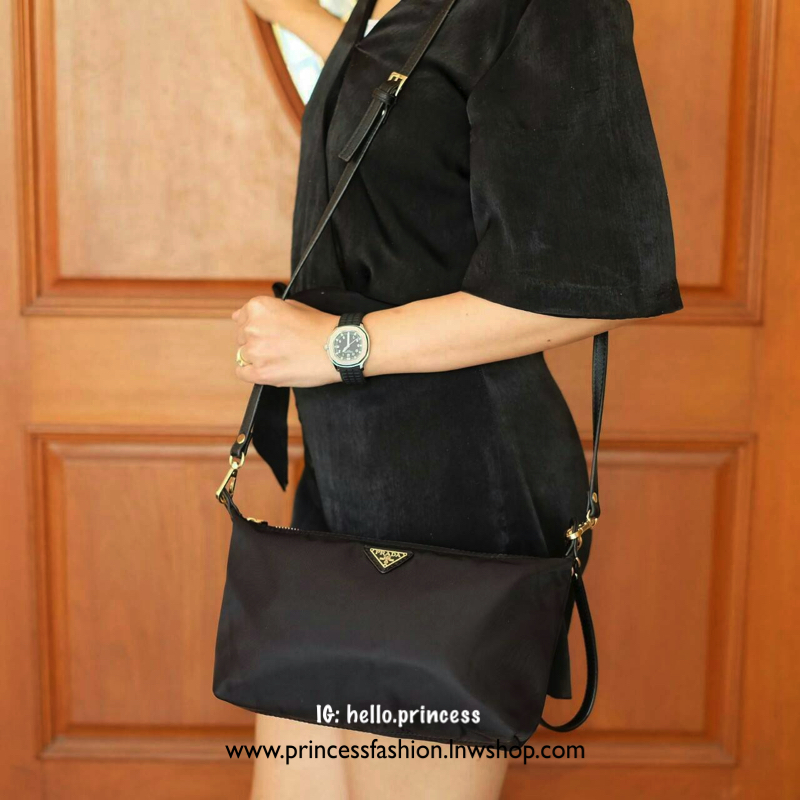 🍉 ที่สุดแห่ง Best Seller ~~ งานพรีเมี่ยมกิ้ฟ จากเคาเตอร์ต่างประเทศ จากแบรนด์ PRADA เป็นกระเป๋า เครื่องสำอางค์ แต่มีสายสะพายยาวให้ 2 สาย เป็นแบบคล้องแขน และสะพายข้างลำตัว ใช้เป็น shoulder bag ได้เลยค่า หรือ ถือลำลองสวยๆ ก้อเลิศค่ะ คุ้มมากค่ะ ภายในม