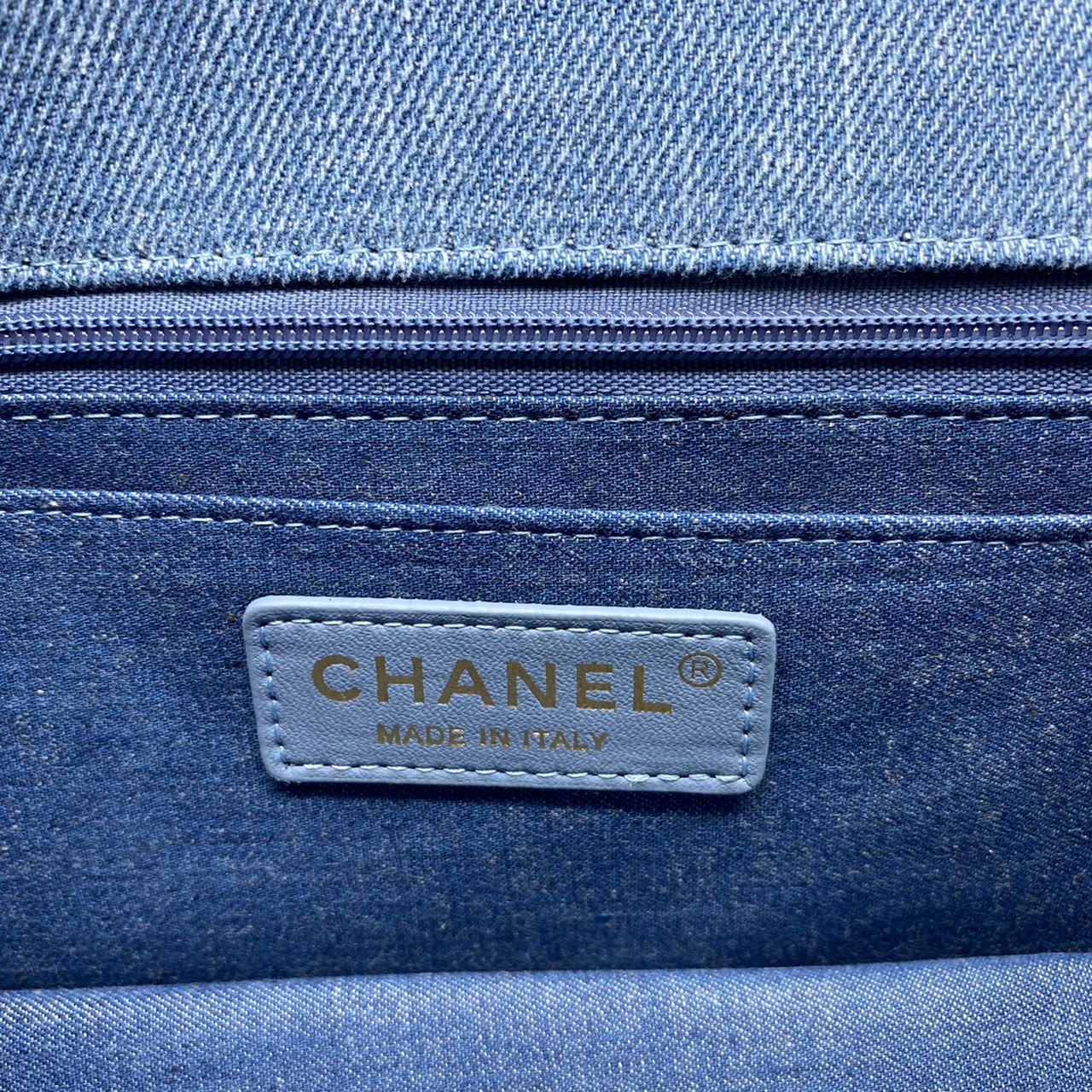 CHANEL Flap Bag Denim Pearl Gold Hardware 20cm พร้อมส่งที่ไทย วัสดุผ้าเดนิมสีน้ำเงินแท้ พร้อมฮาร์ดแวร์โทนสีทองโบราณ และมีฝาปิดด้านหน้าปิดแบบเทิร์นล็อค CC ซิกเนเจอร์ของแบรนด์ ภาพสินค้าถ่ายจากงานขายจริง ใช้งานต่างประเทศได้