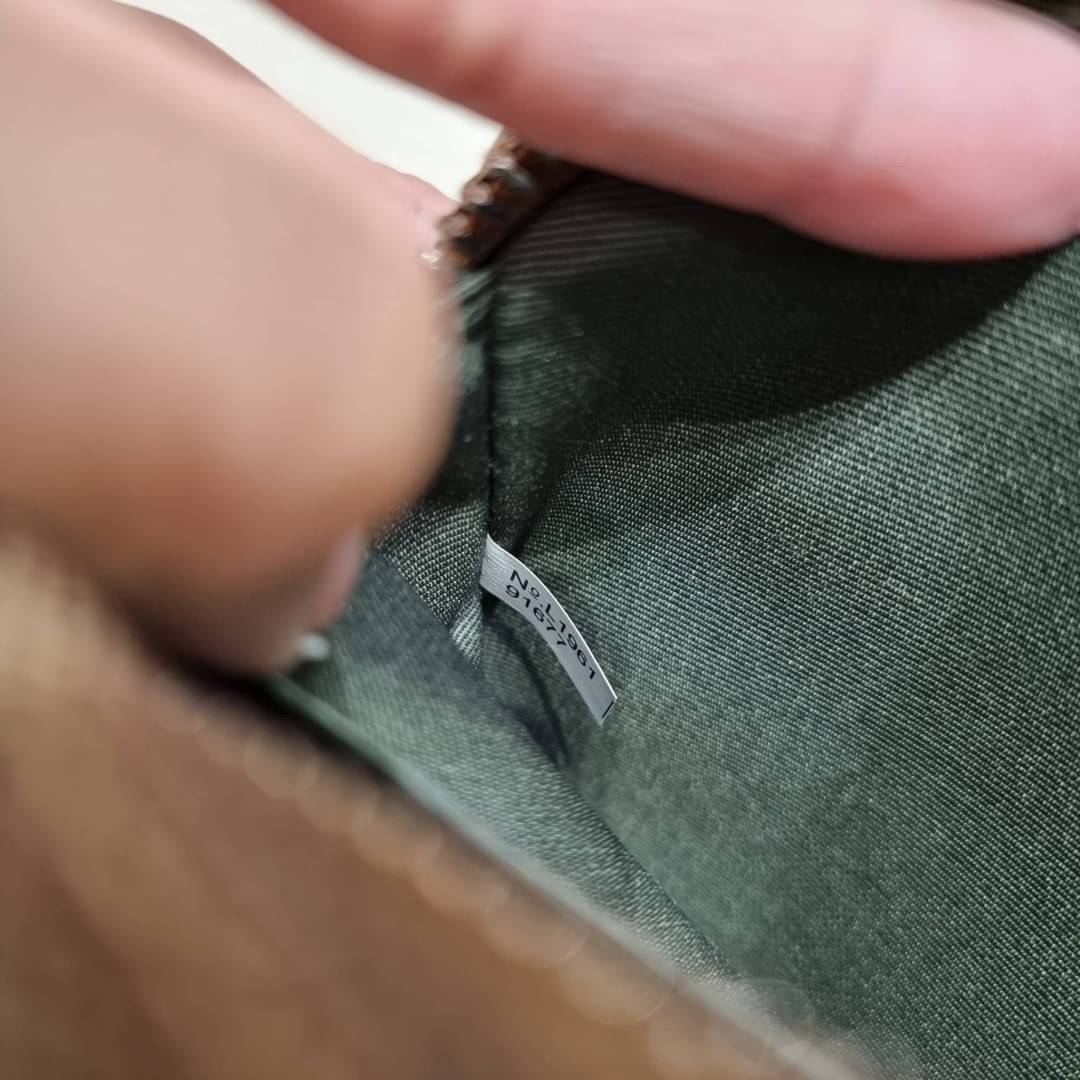 COACH 91677 MINI CAMERA BAG IN SIGNATURE CANVAS สีมาใหม่ รุ่นขายดีที่สุด!! กระเป๋าสะพายข้างไซส์มินิ คลาสสิคอยู่ทรง อะไหลเงินเรียบหรู วัสดุหนังแคนวาสเคลือบลาย เปิด-ปิดด้วยซิป สายสะพายปรับได้ตามตัว ใบนี้แมทช์ได้ทุกลุค ใช้เป็น everyday bag ได้สบายๆเลยจ้า &#x