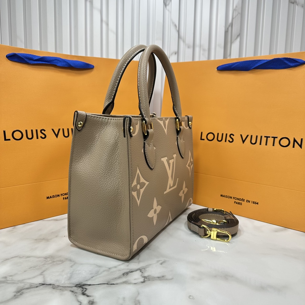 ORI หนังแท้ | LV OnTheGo PM bag กระเป๋าสะพายทรงโท้ท Monogram Empreinte ประทับลาย Medium Bicolor พกพาของใช้ที่จำเป็นอย่างมินิแท็บเล็ต เลือกใช้งานได้หลายรูปแบบ