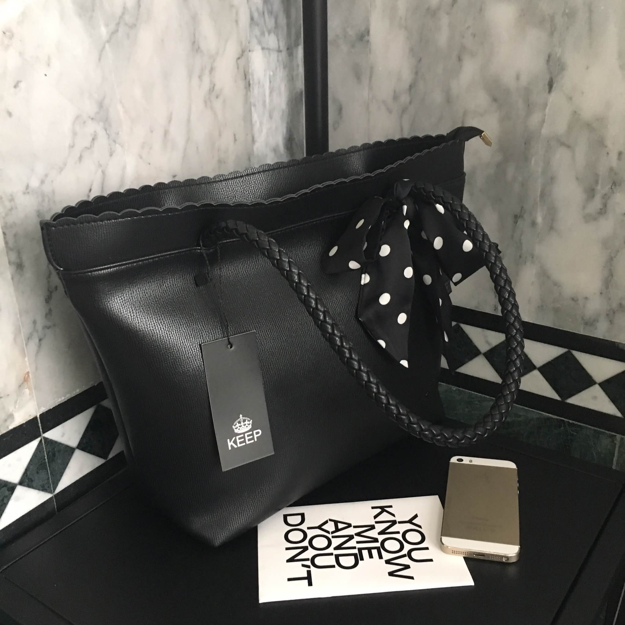 กระเป๋า ทรง Tote จากแบรนด์ KEEP ลายหนัง spirits ตัวหนังผิวสัมผัสสวยมากคะ หนังเนื้อดี นิ่ม กระเป๋าอยู่ทรงคะ ตกแต่งด้วย ผ้าพันหูกระเป๋า เพิ่มดีเทลกระเป๋าทำให้ดู look น่ารักมากๆคะ ด้านหน้ากระเป๋ามีปั๊ม logo แบรนด์ อย่างดีคะ #จุดเด่นที่ ภายในกระเป๋า มีช่องแบ่