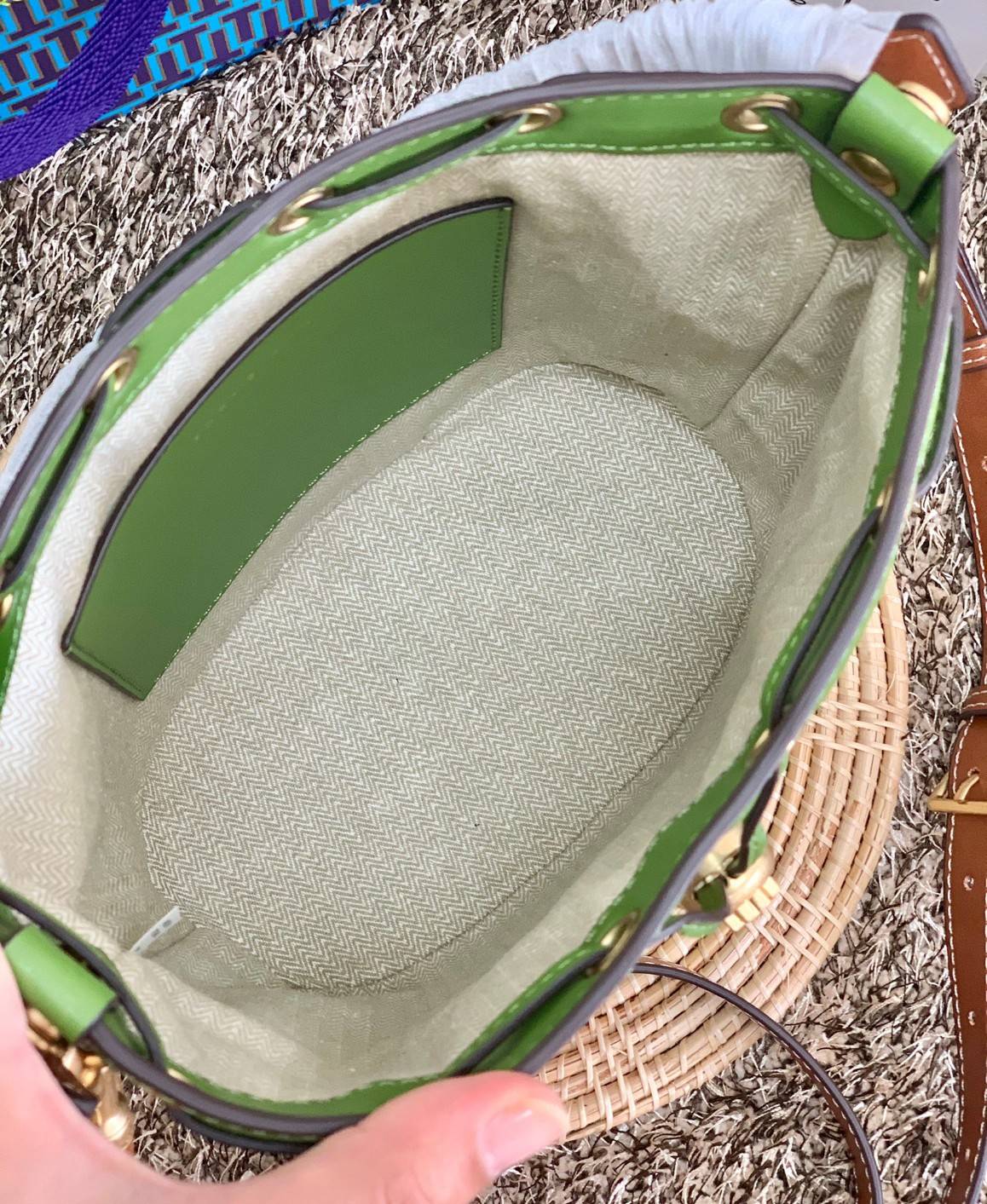 TORY BURCH T MONOGRAM STRAW BUCKET BAG NATURAL/SHISO 🌿สวยงามสะดุดตามากๆค่ะ จัดหนักกันไปเลยจ้า กับรุ่นที่สาวๆรอคอย พร้อมเสิร์ฟความสวยให้ถึงบ้านแล้วน้า กระเป๋าบัคเก็ตทรงยอดนิยม ดีไซน์ใหม่ล่าสุด ยูนีคไม่เหมือนใคร ลายสานเต็มใบพร้อมปักโลโก้เอกลักษณ์สีเ