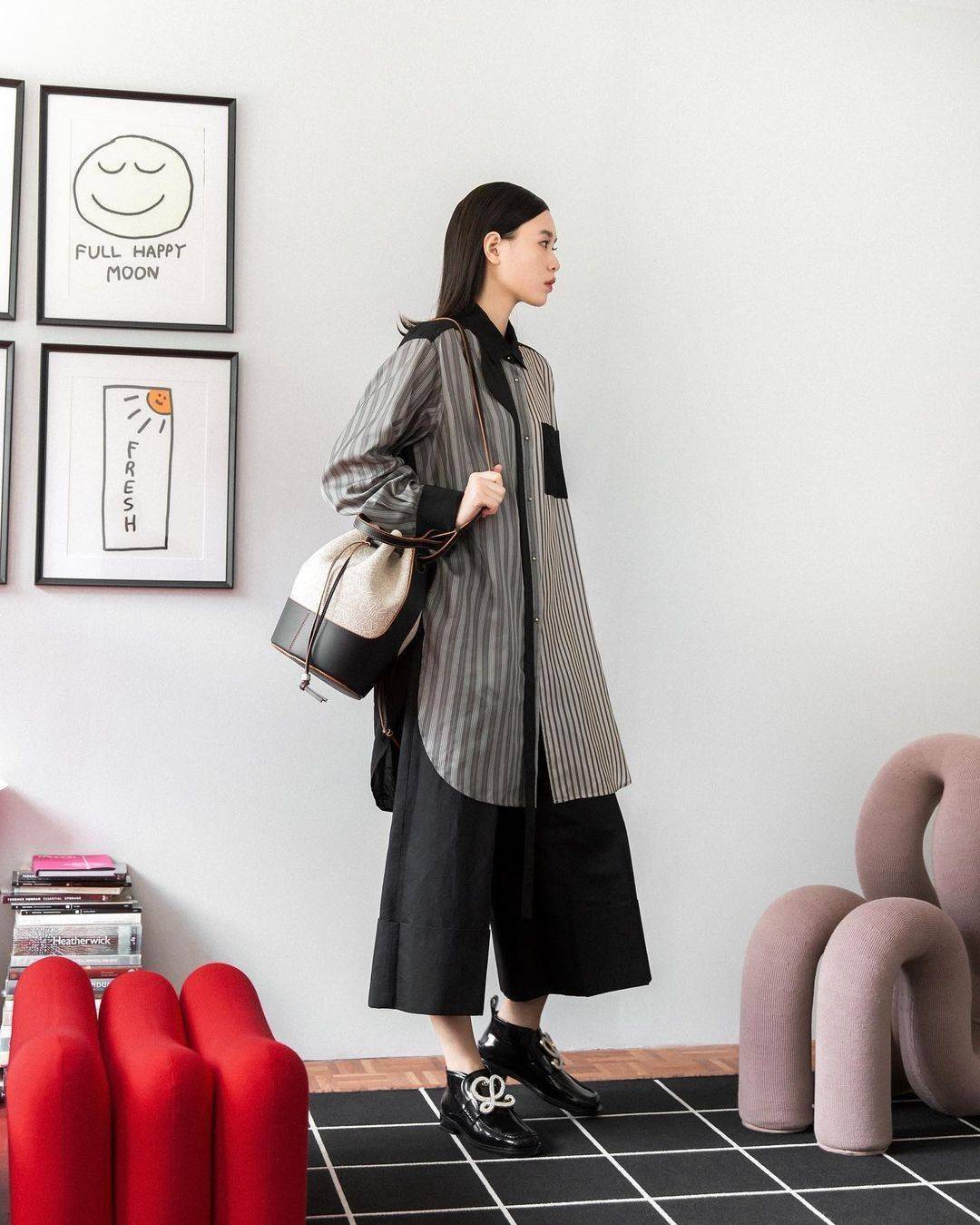 พรีเมี่ยมกิ๊ฟแท้ 100% 】LOEWE CROSSBODY ANAGRAM BUCKET BAG GIFT WITH PURCHASE (GWP) กระเป๋าถือหรือสะพายพรีเมี่ยมกิ๊ฟ Limited จาก LOEWE PERFUME DUTYFREE COUNTER รุ่นใหม่ล่าสุด Rare items หายากสุดเลอค่าวัสดุ Anagram Canvas ตัดหนังแท้ Calfskin สุดคลาสสิค